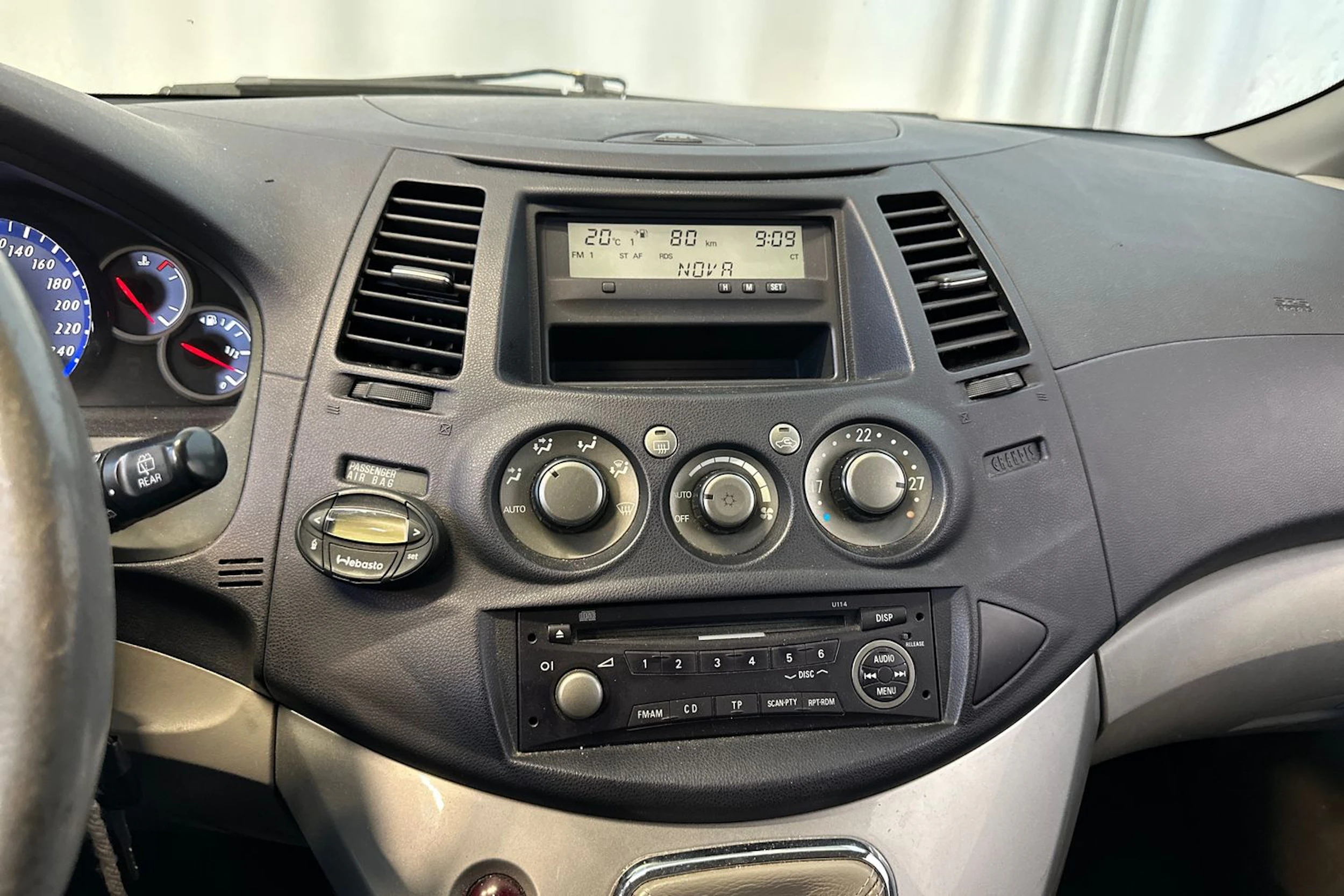 harmaa Mitsubishi Grandis 2004 kuva 19.