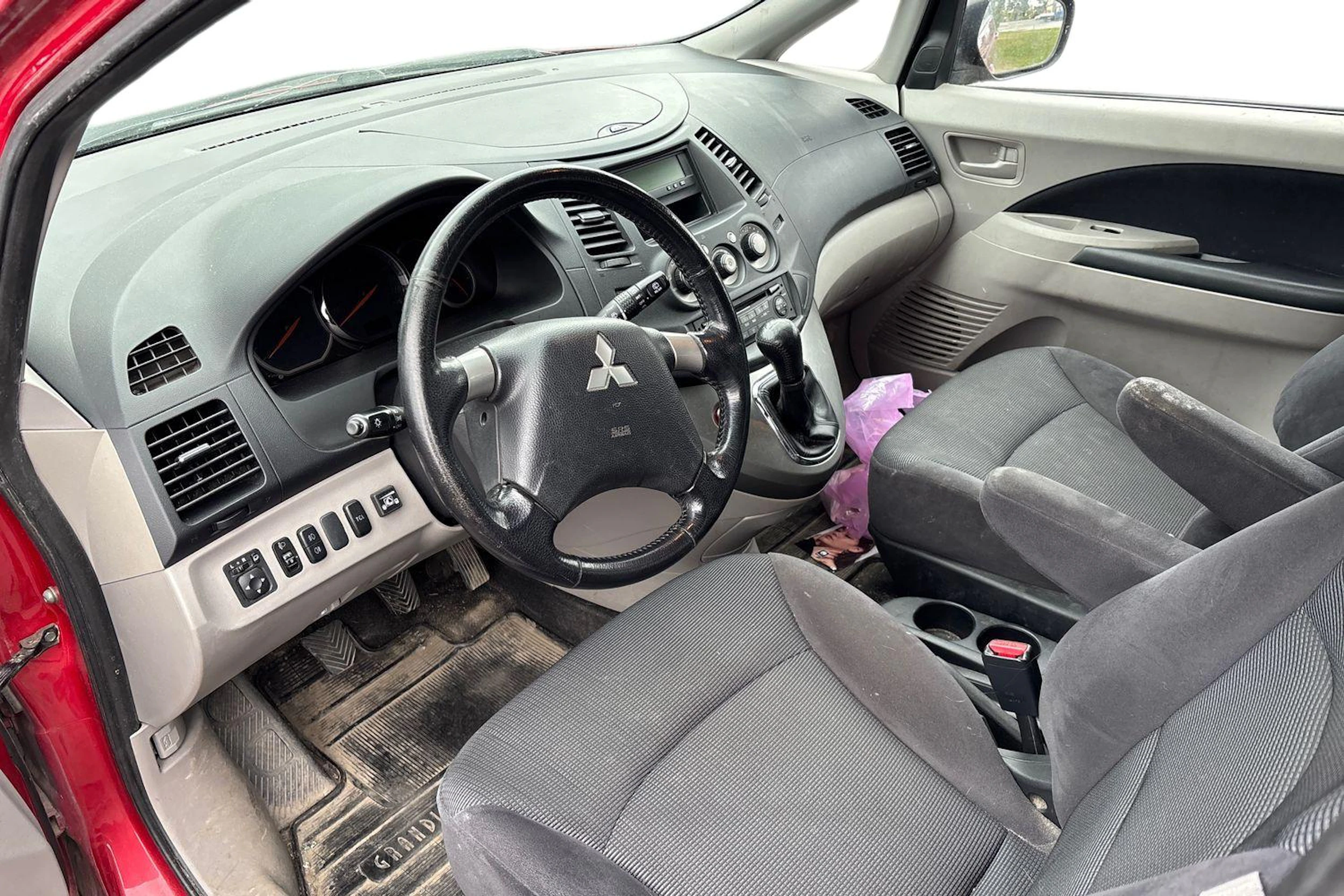 Punainen Mitsubishi Grandis 2009 kuva 6.