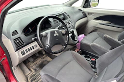 Punainen Mitsubishi Grandis 2009 kuva 6.