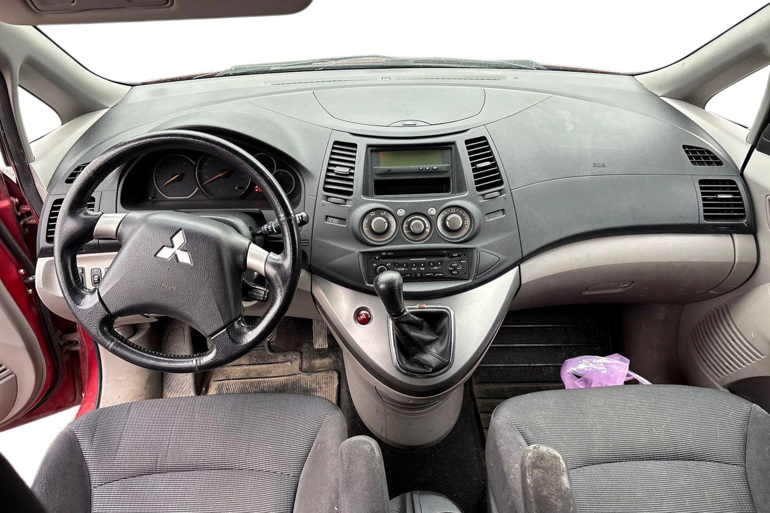 Punainen Mitsubishi Grandis 2009 kuva 7.
