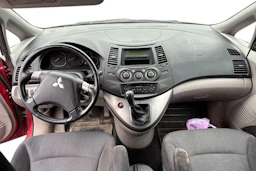 Punainen Mitsubishi Grandis 2009 kuva 7.