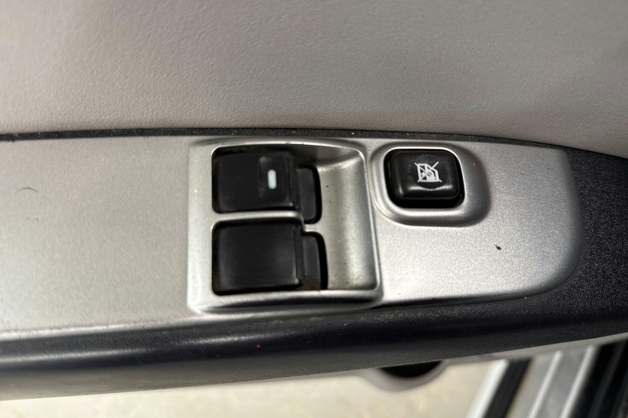 musta Mitsubishi L200 2007 kuva 17.