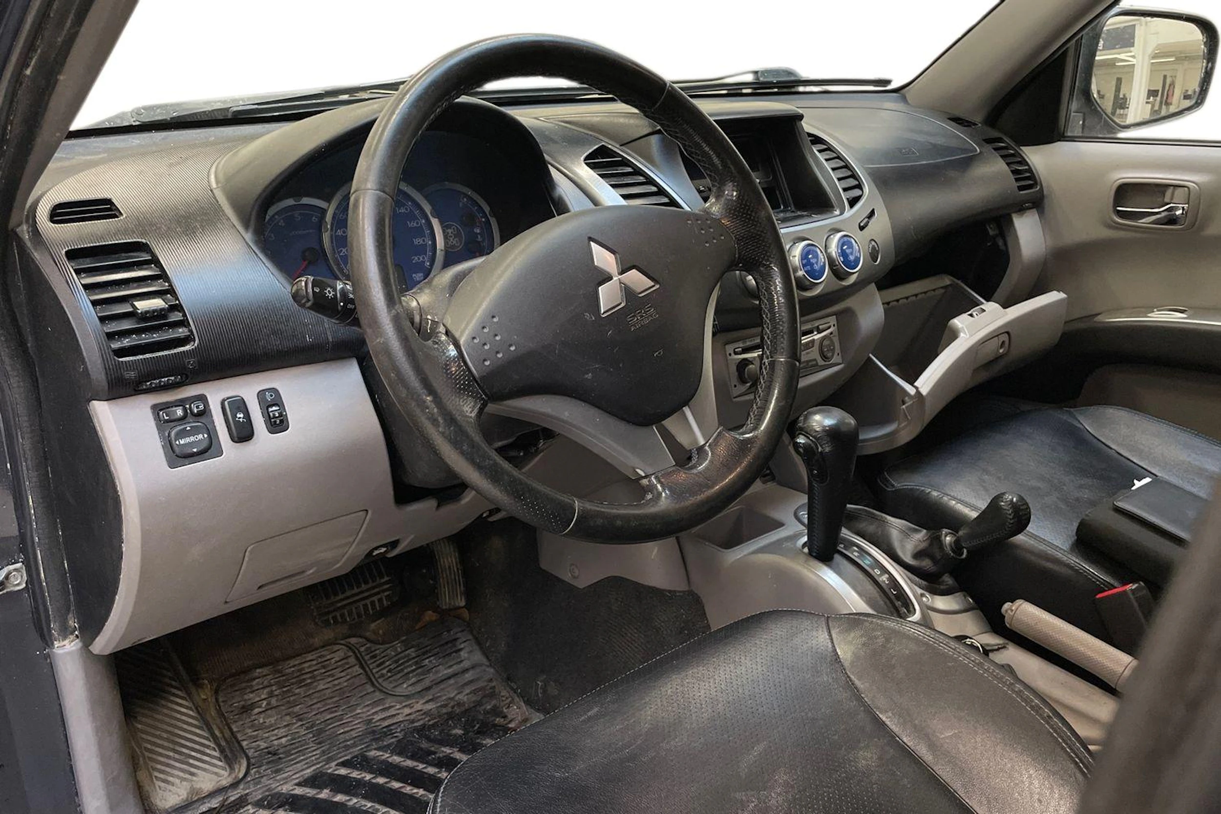 harmaa Mitsubishi L200 2010 kuva 3.