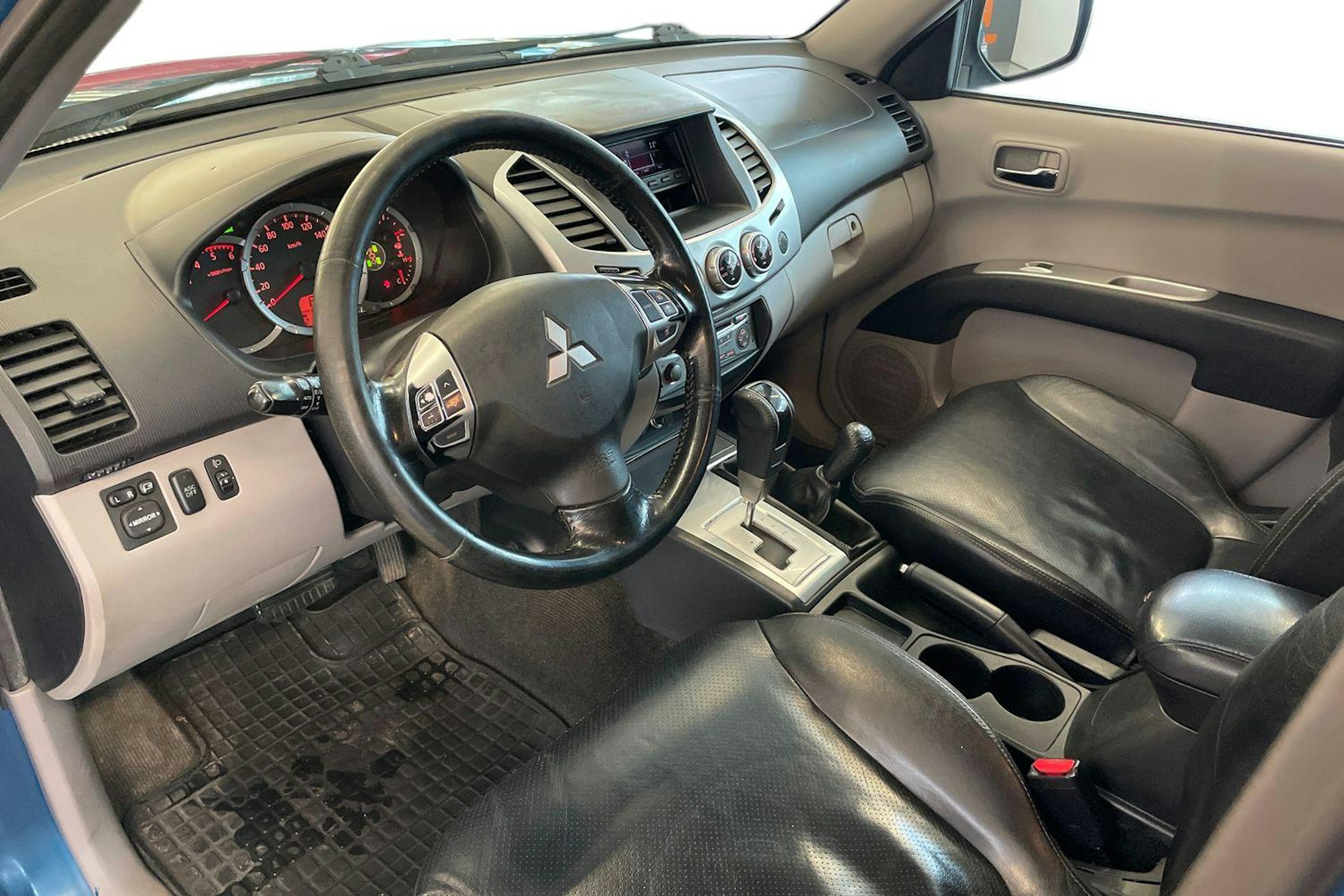 Sininen Mitsubishi L200 2011 kuva 7.