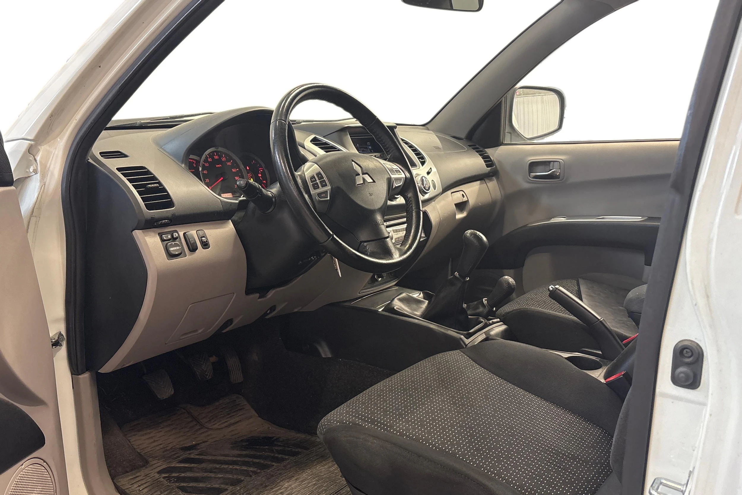 valkoinen Mitsubishi L200 2012 kuva 3.