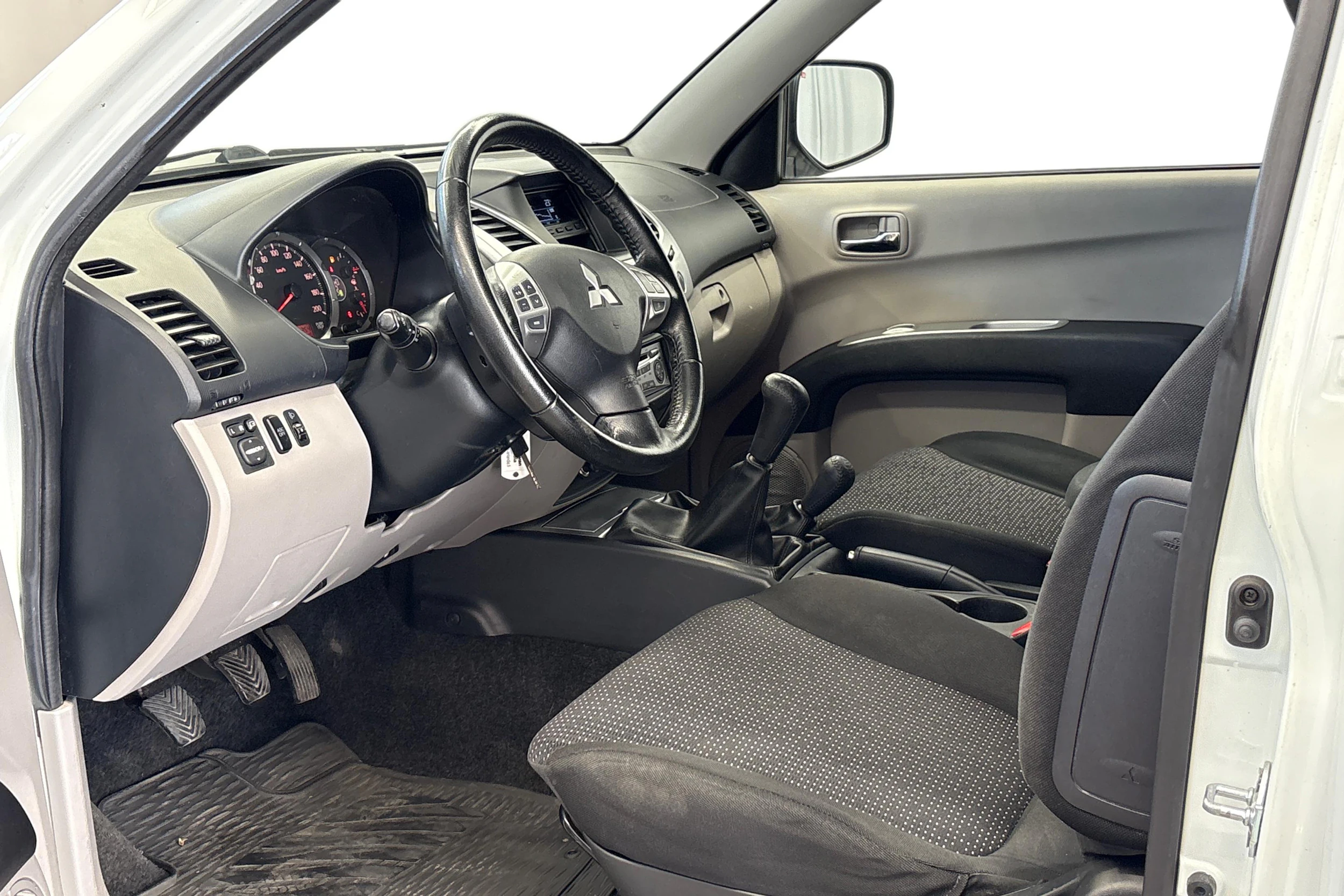 valkoinen Mitsubishi L200 2012 kuva 8.