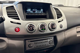 valkoinen Mitsubishi L200 2012 kuva 13.