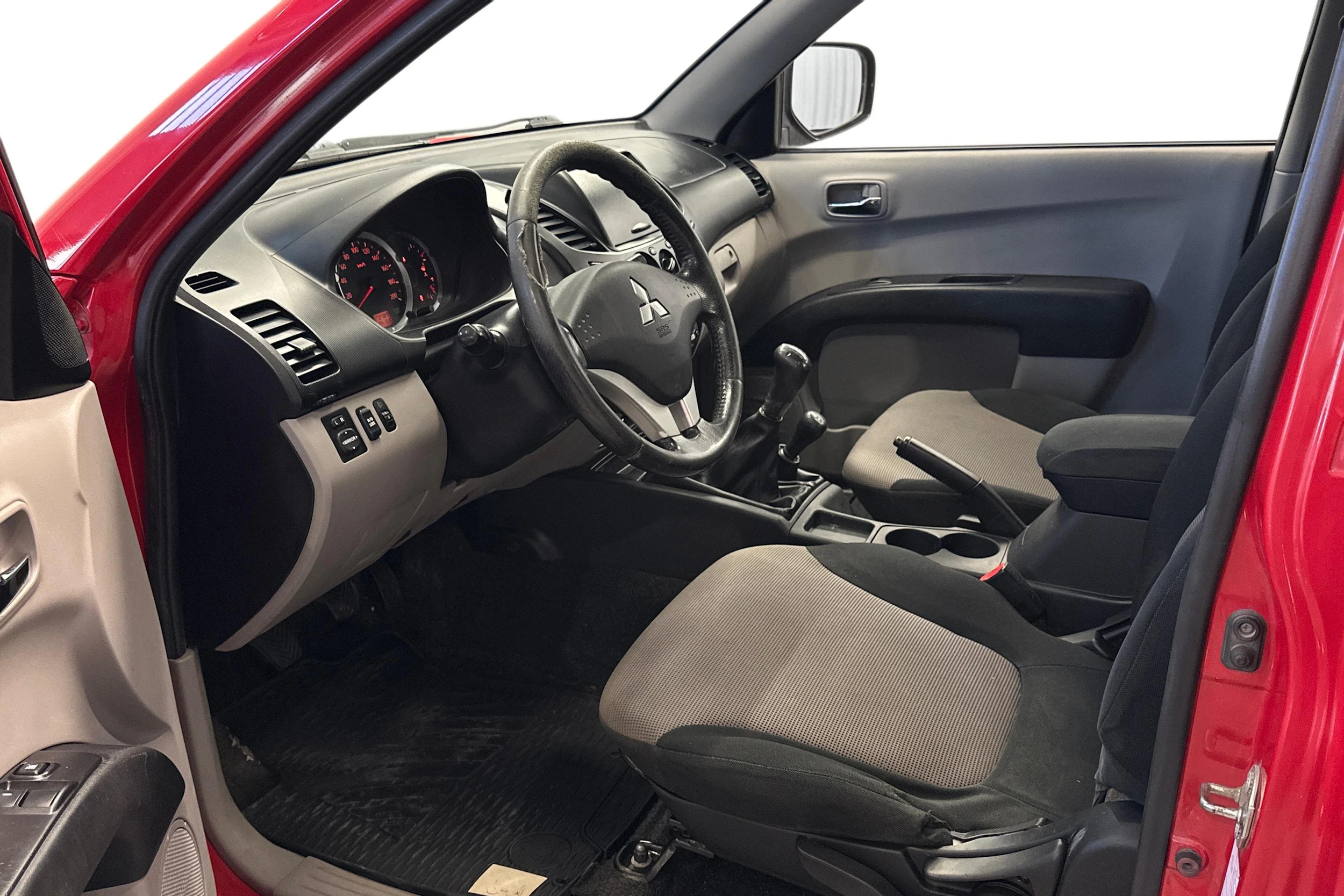 punainen Mitsubishi L200 2012 kuva 7.