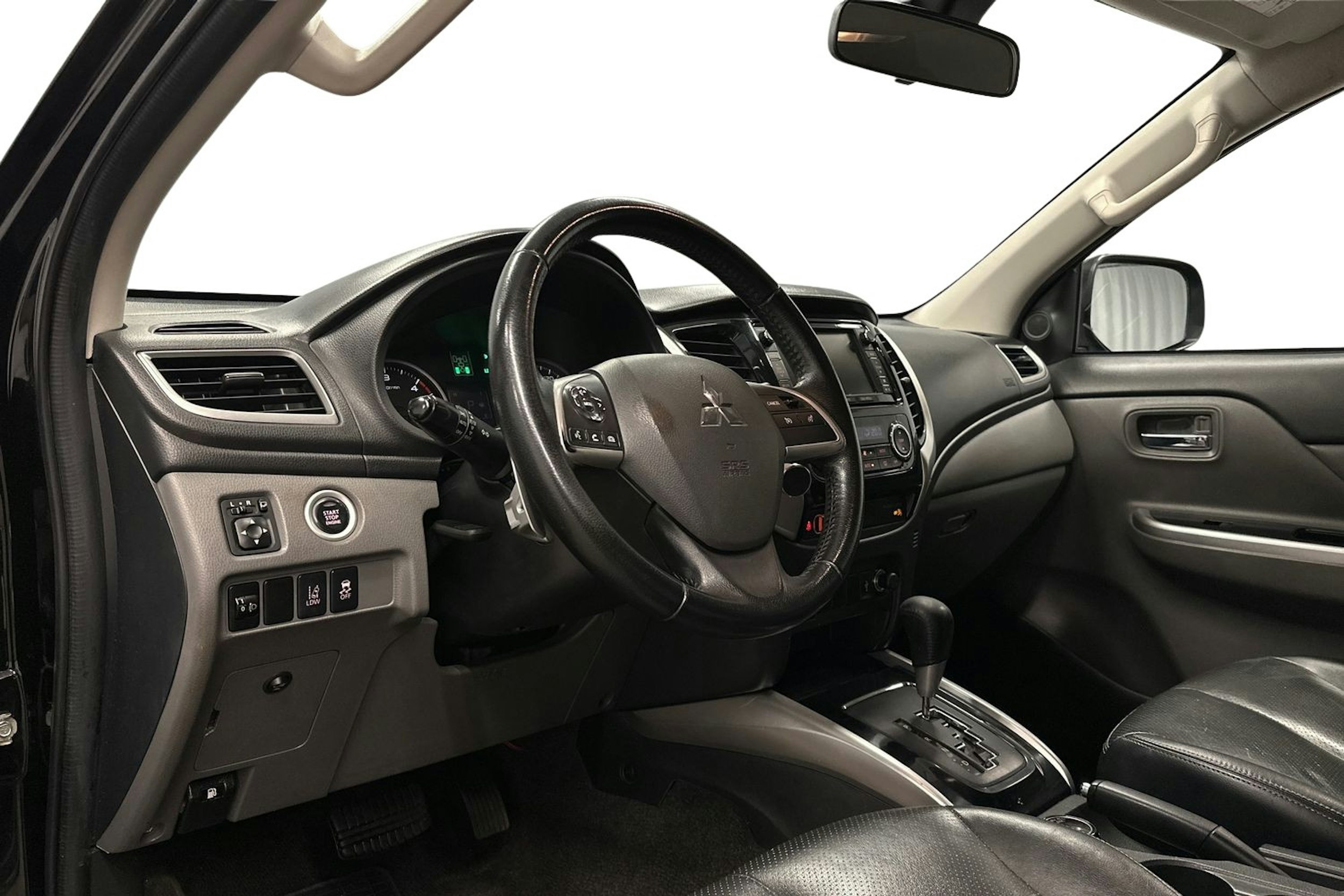 musta Mitsubishi L200 2015 kuva 7.