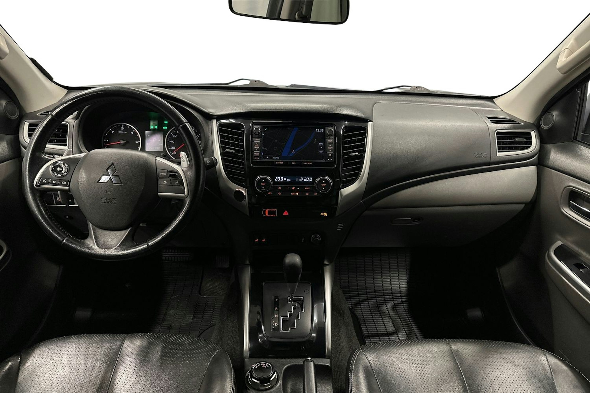 musta Mitsubishi L200 2015 kuva 9.