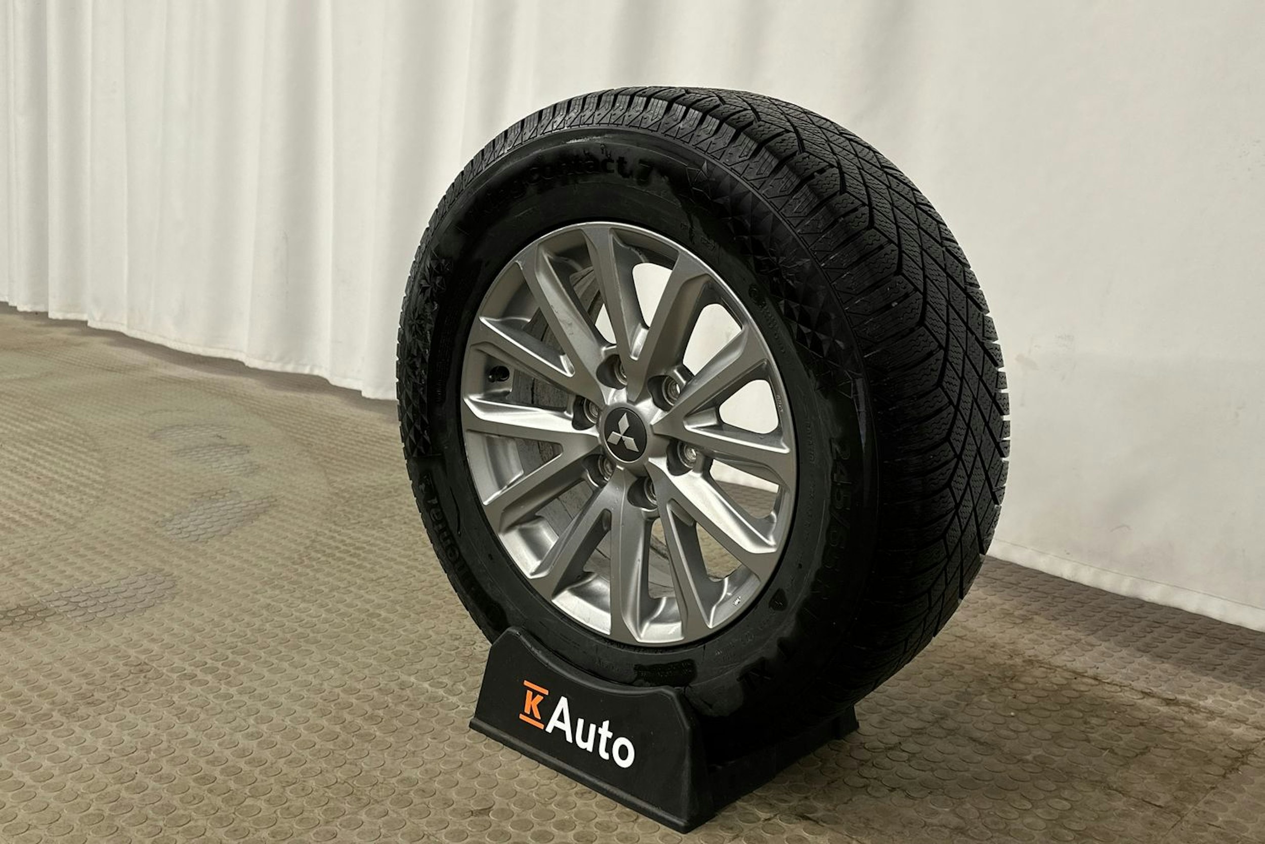 musta Mitsubishi L200 2015 kuva 13.