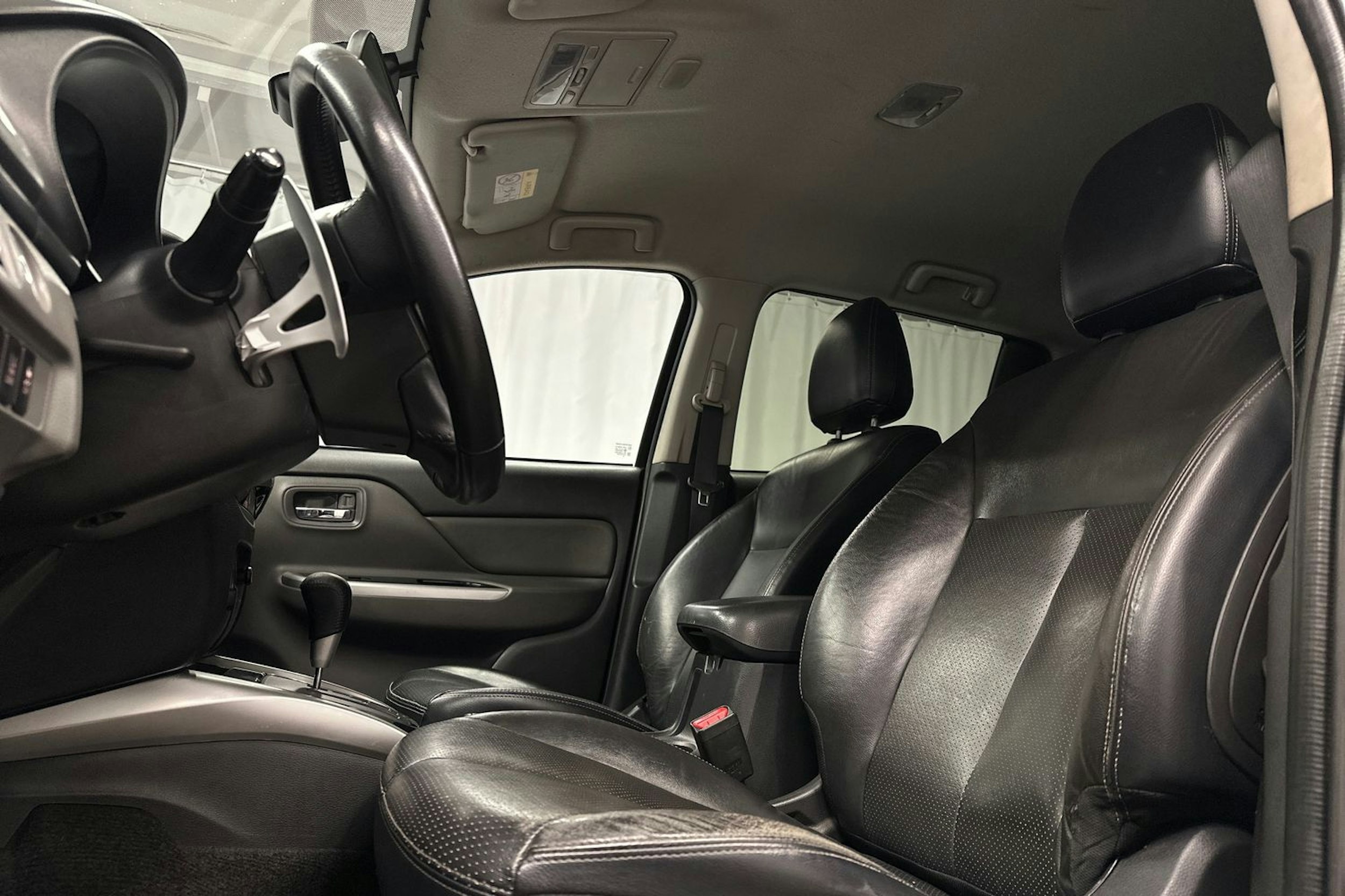 musta Mitsubishi L200 2015 kuva 14.