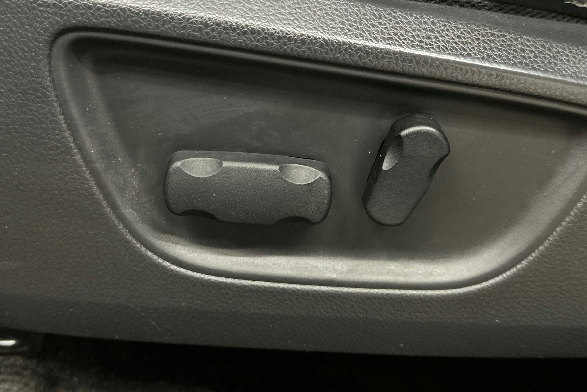 musta Mitsubishi L200 2015 kuva 15.