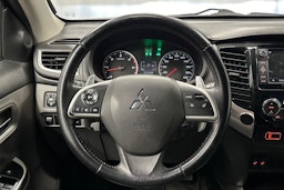 musta Mitsubishi L200 2015 kuva 16.
