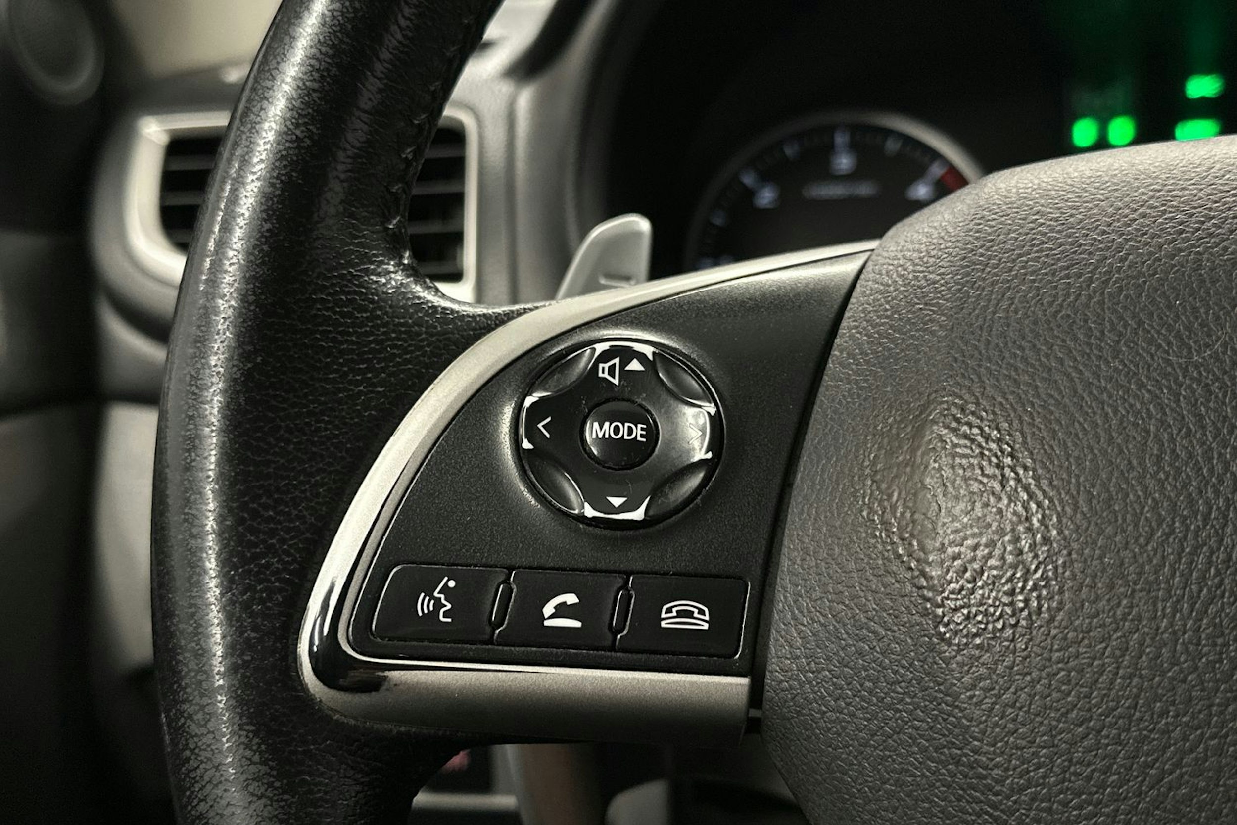 musta Mitsubishi L200 2015 kuva 17.