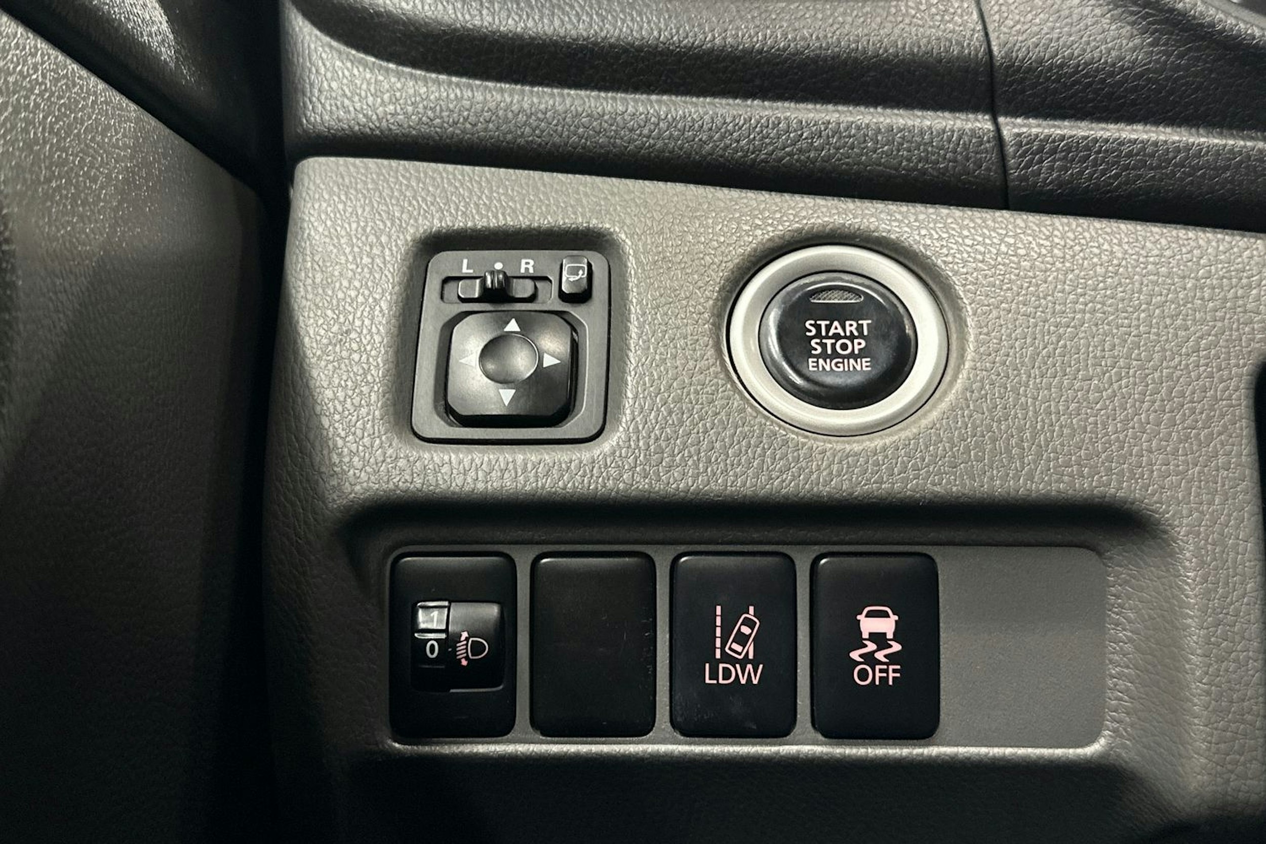 musta Mitsubishi L200 2015 kuva 20.