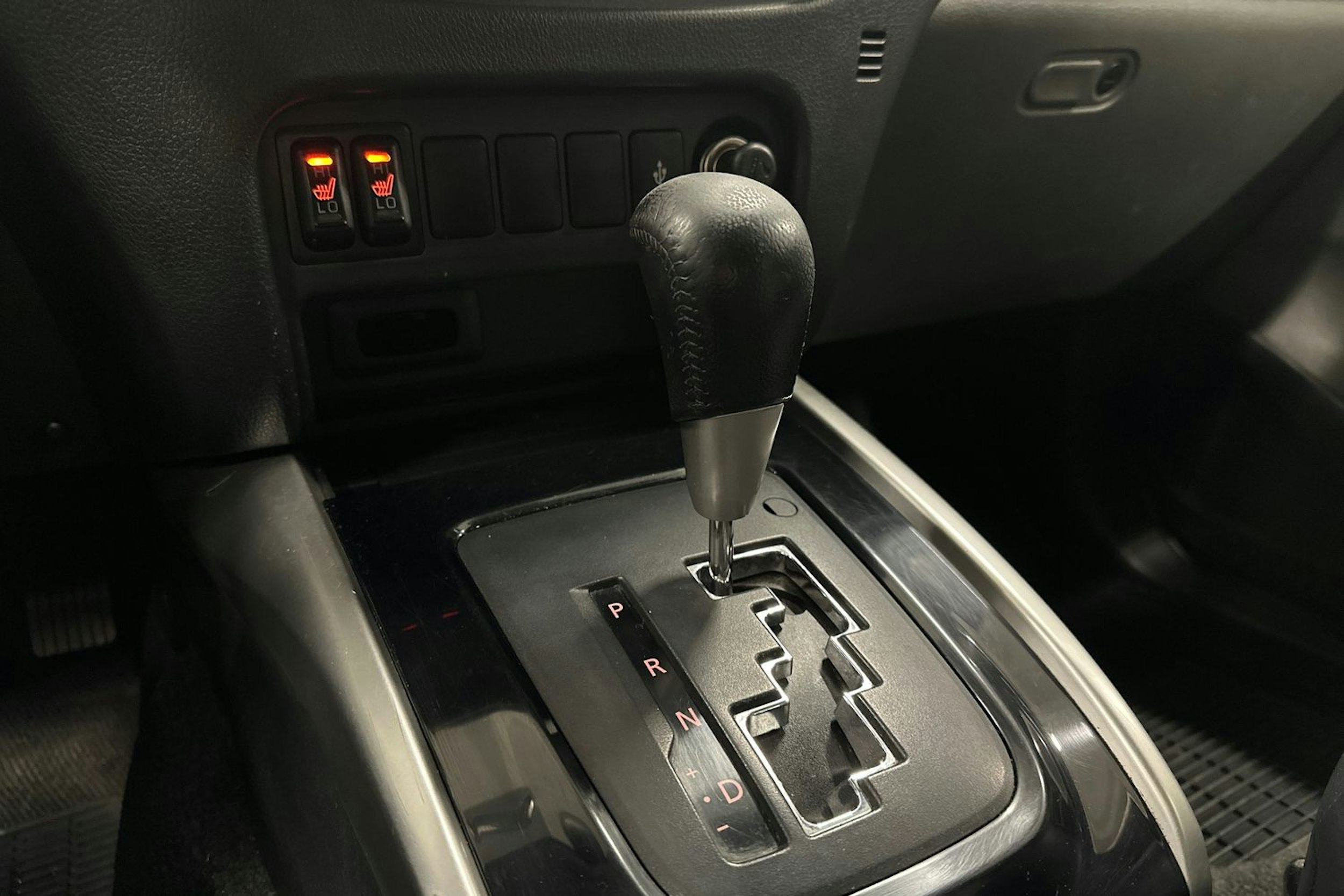 musta Mitsubishi L200 2015 kuva 21.