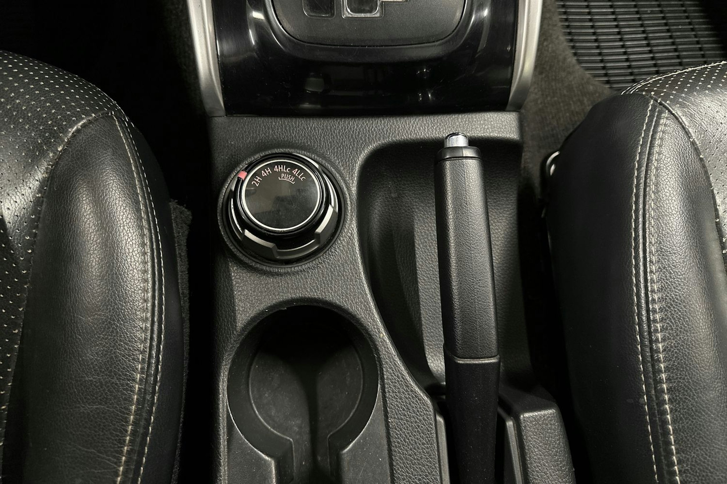 musta Mitsubishi L200 2015 kuva 22.