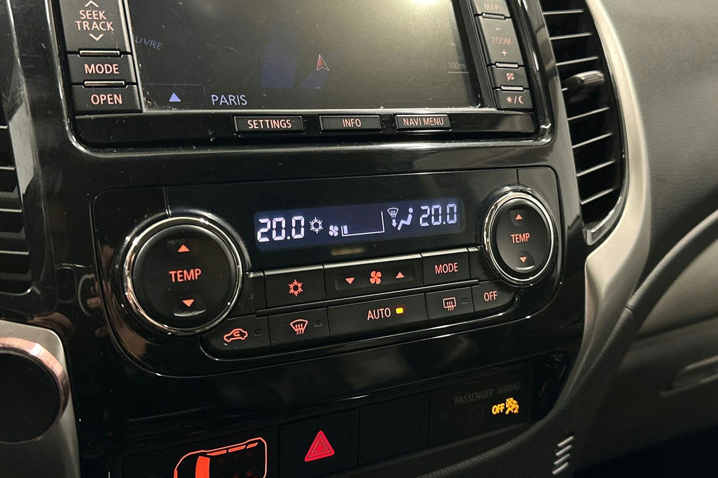 musta Mitsubishi L200 2015 kuva 23.