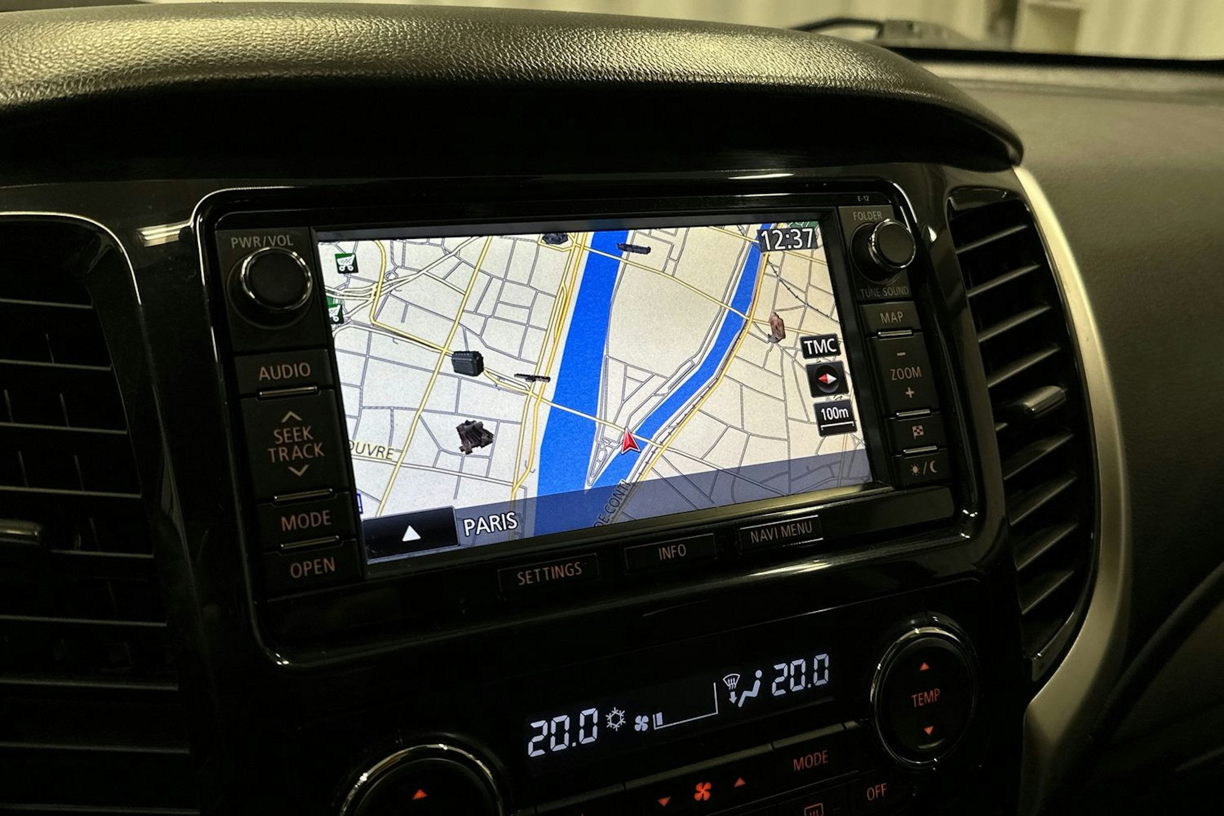 musta Mitsubishi L200 2015 kuva 24.