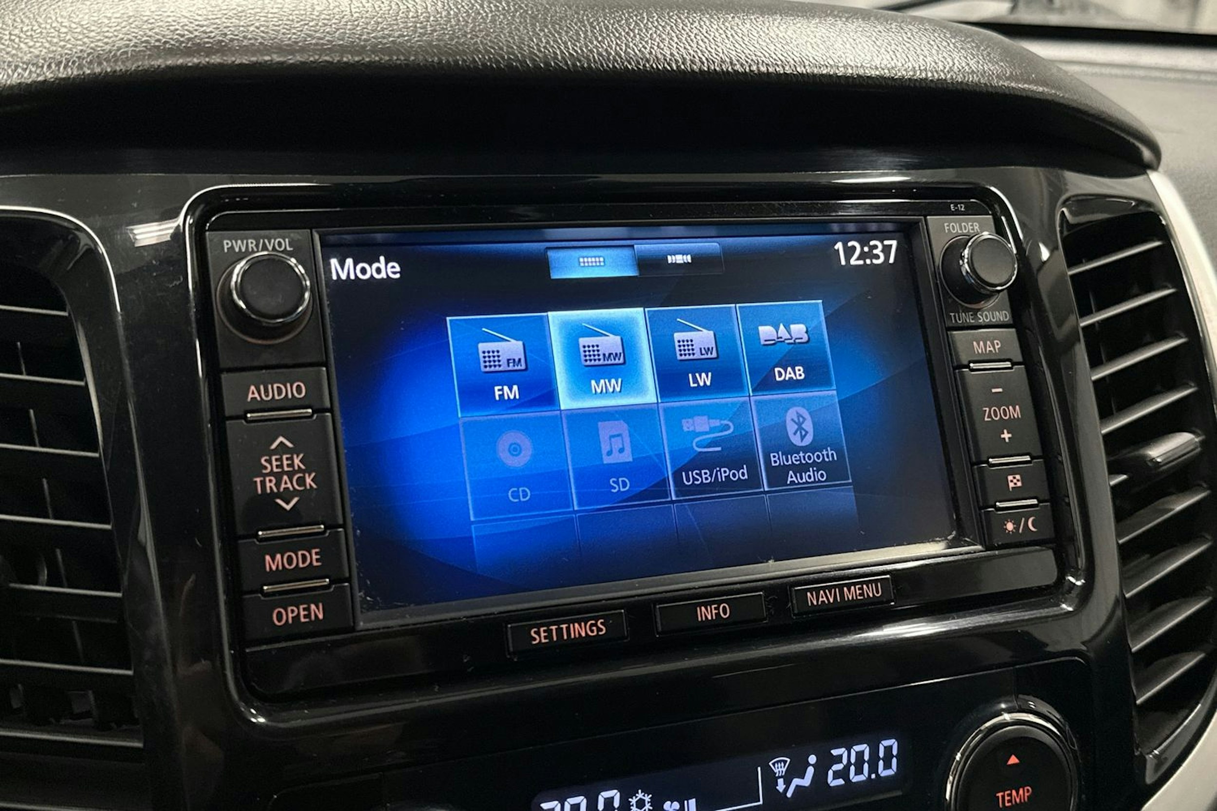 musta Mitsubishi L200 2015 kuva 25.