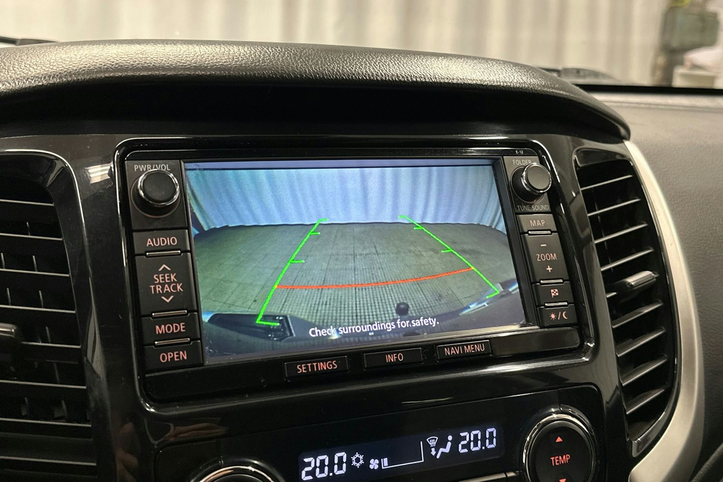 musta Mitsubishi L200 2015 kuva 26.