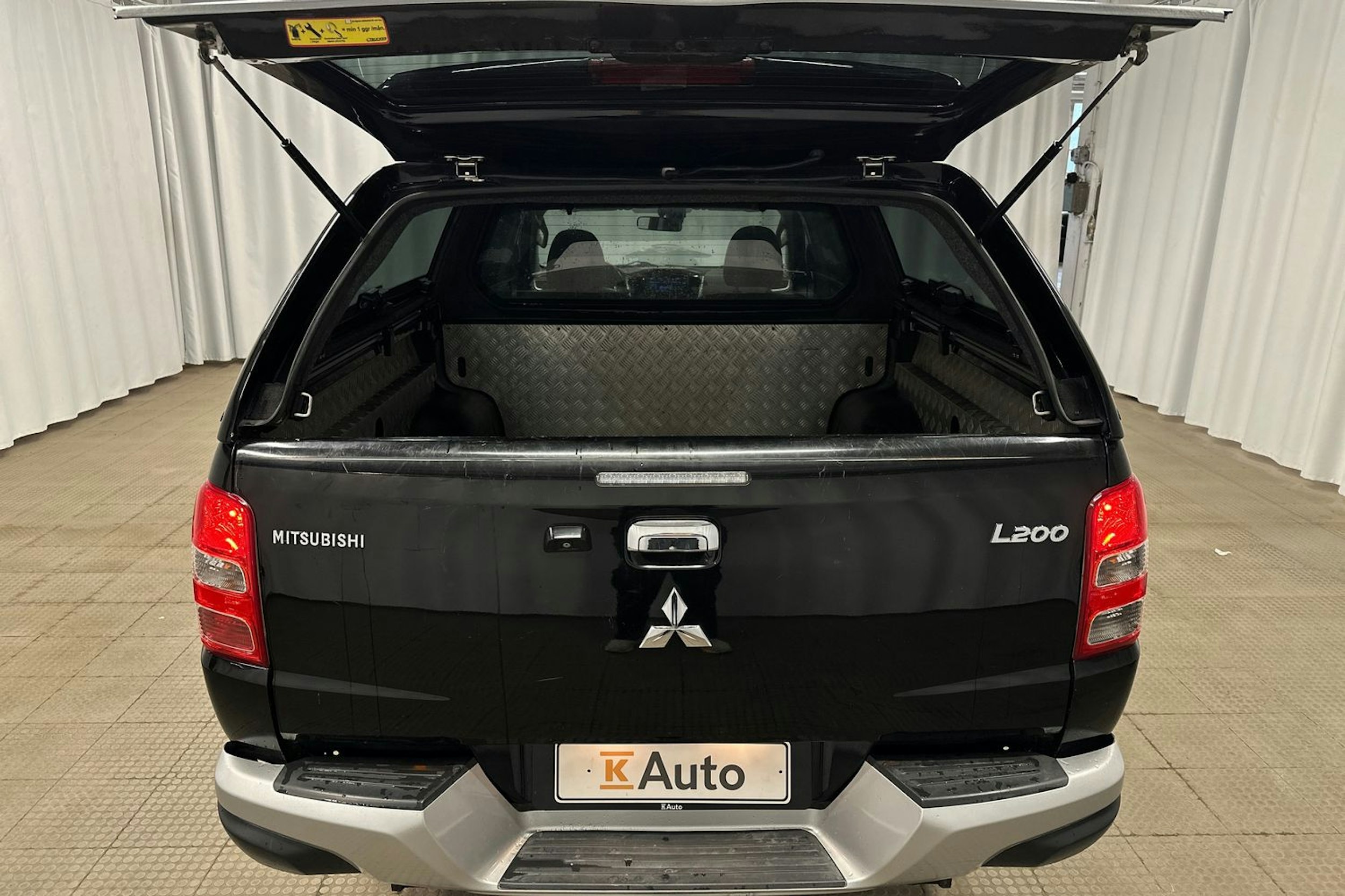 musta Mitsubishi L200 2015 kuva 27.