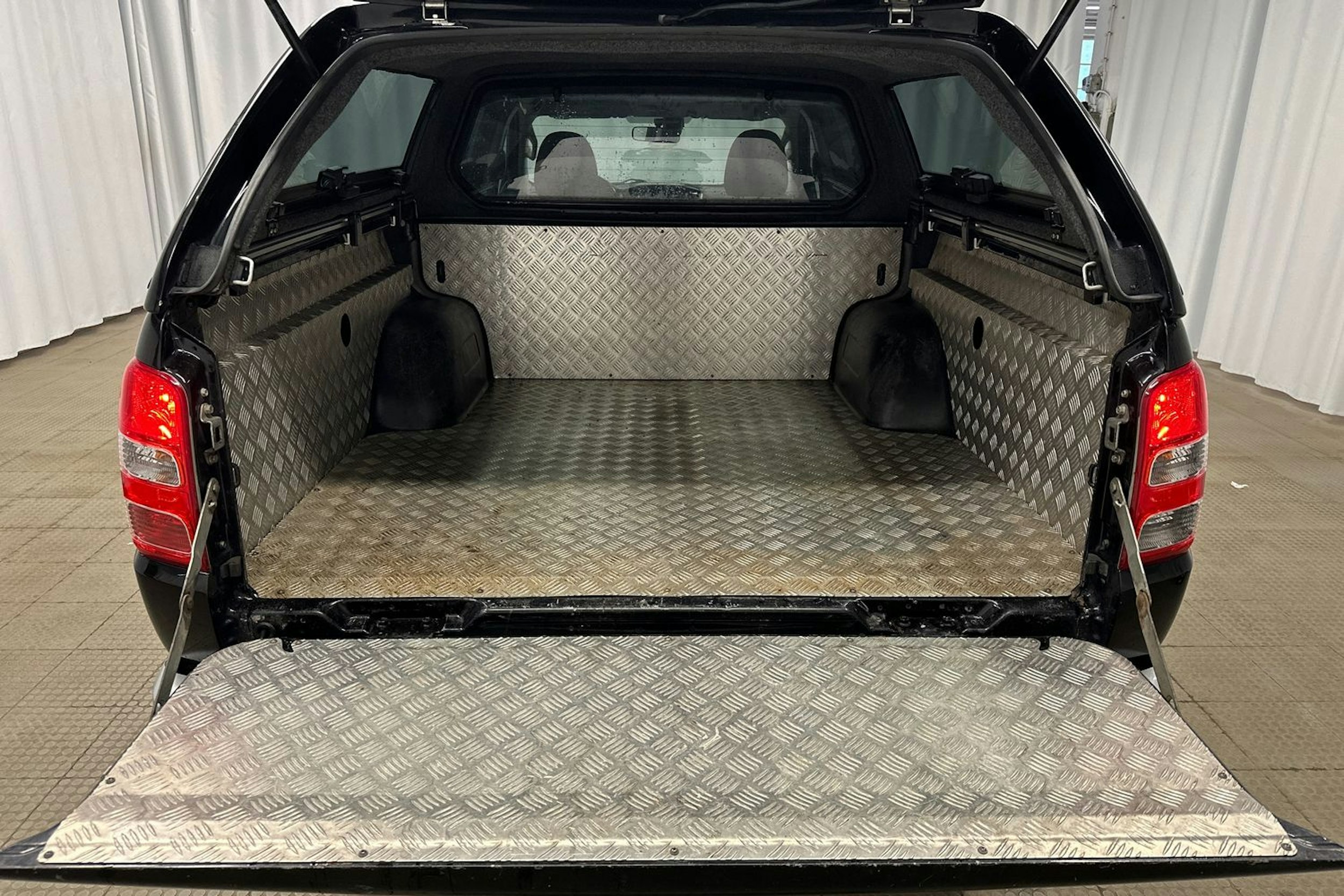musta Mitsubishi L200 2015 kuva 28.