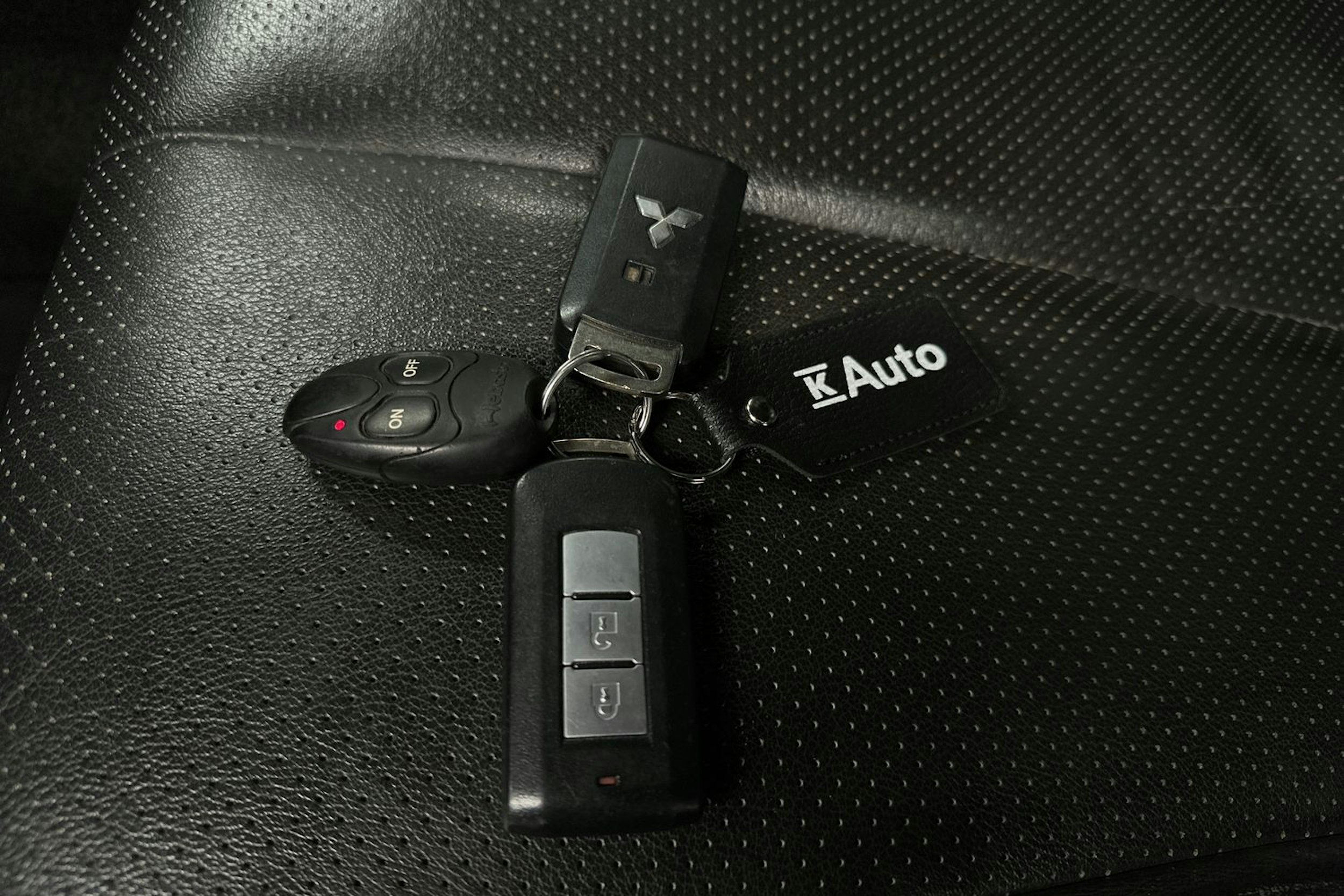 musta Mitsubishi L200 2015 kuva 29.