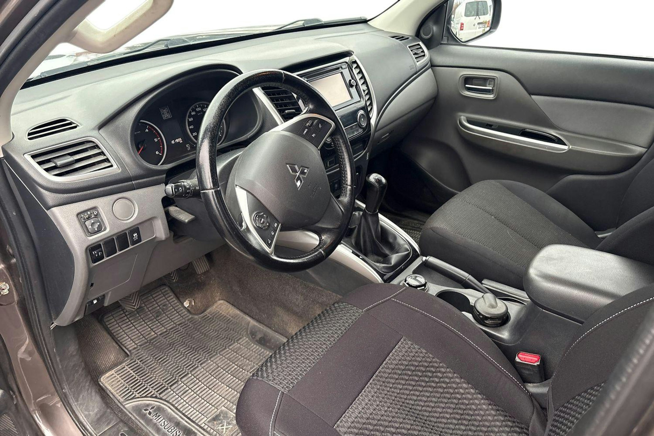 ruskea (beige) Mitsubishi L200 2015 kuva 3.