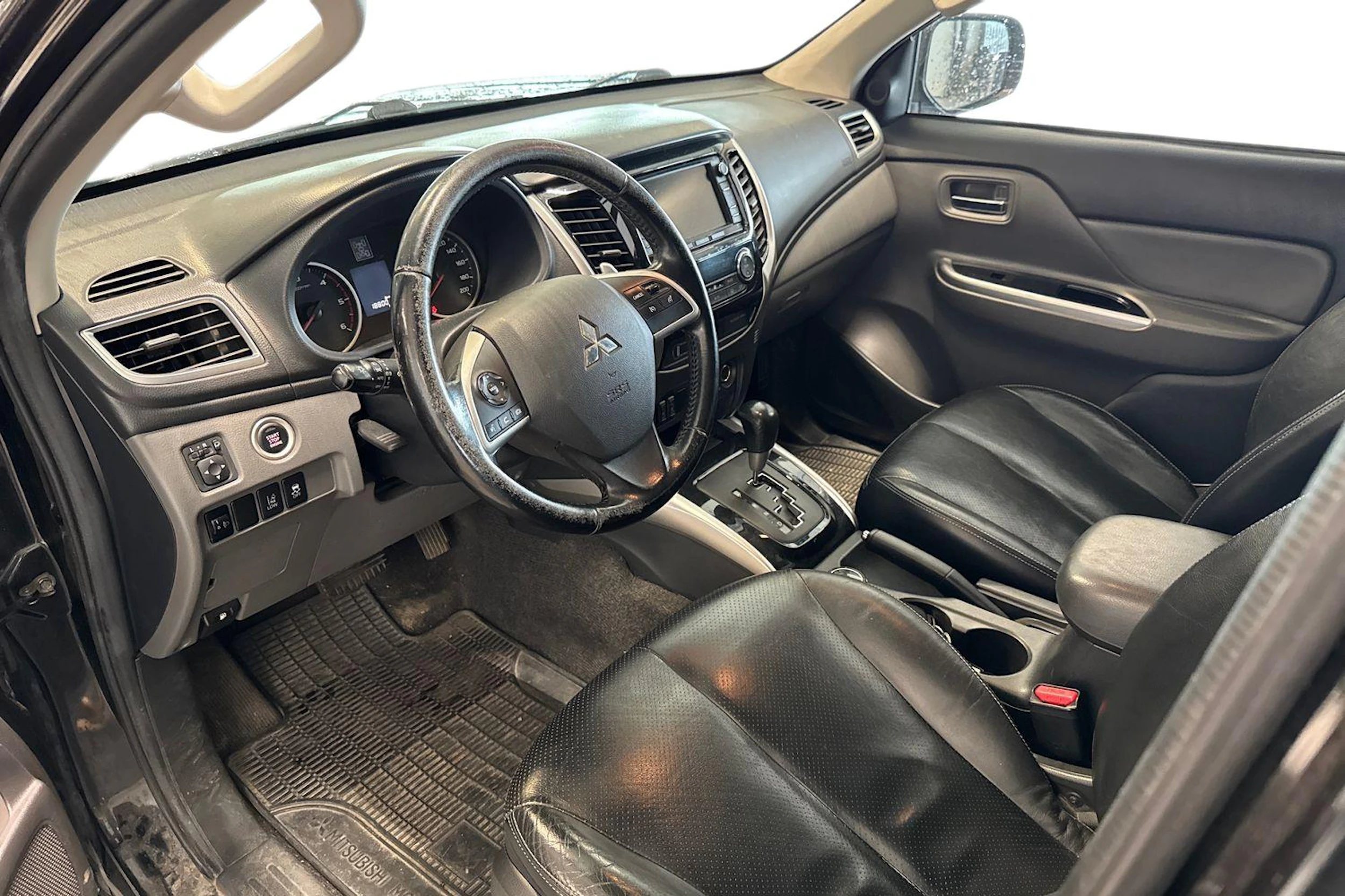 musta Mitsubishi L200 2015 kuva 3.