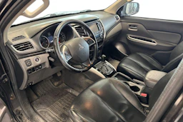 musta Mitsubishi L200 2015 kuva 3.