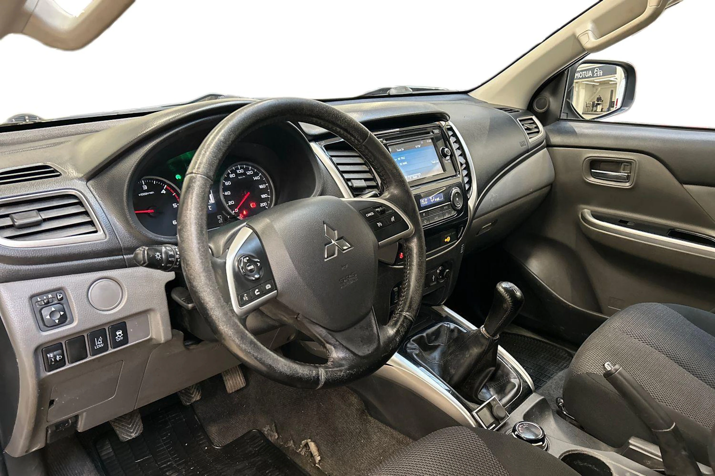 ruskea (beige) Mitsubishi L200 2016 kuva 8.