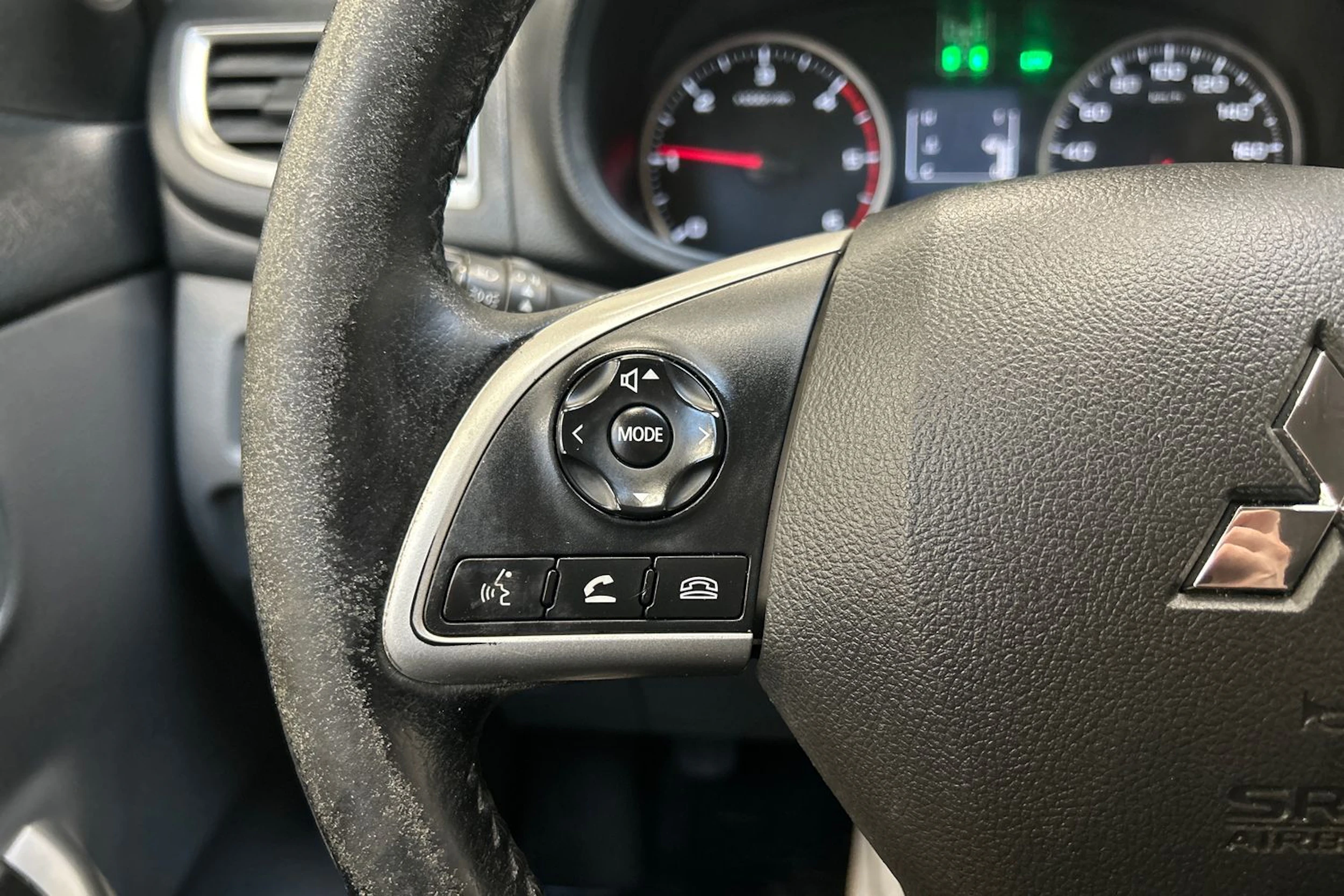 ruskea (beige) Mitsubishi L200 2016 kuva 13.