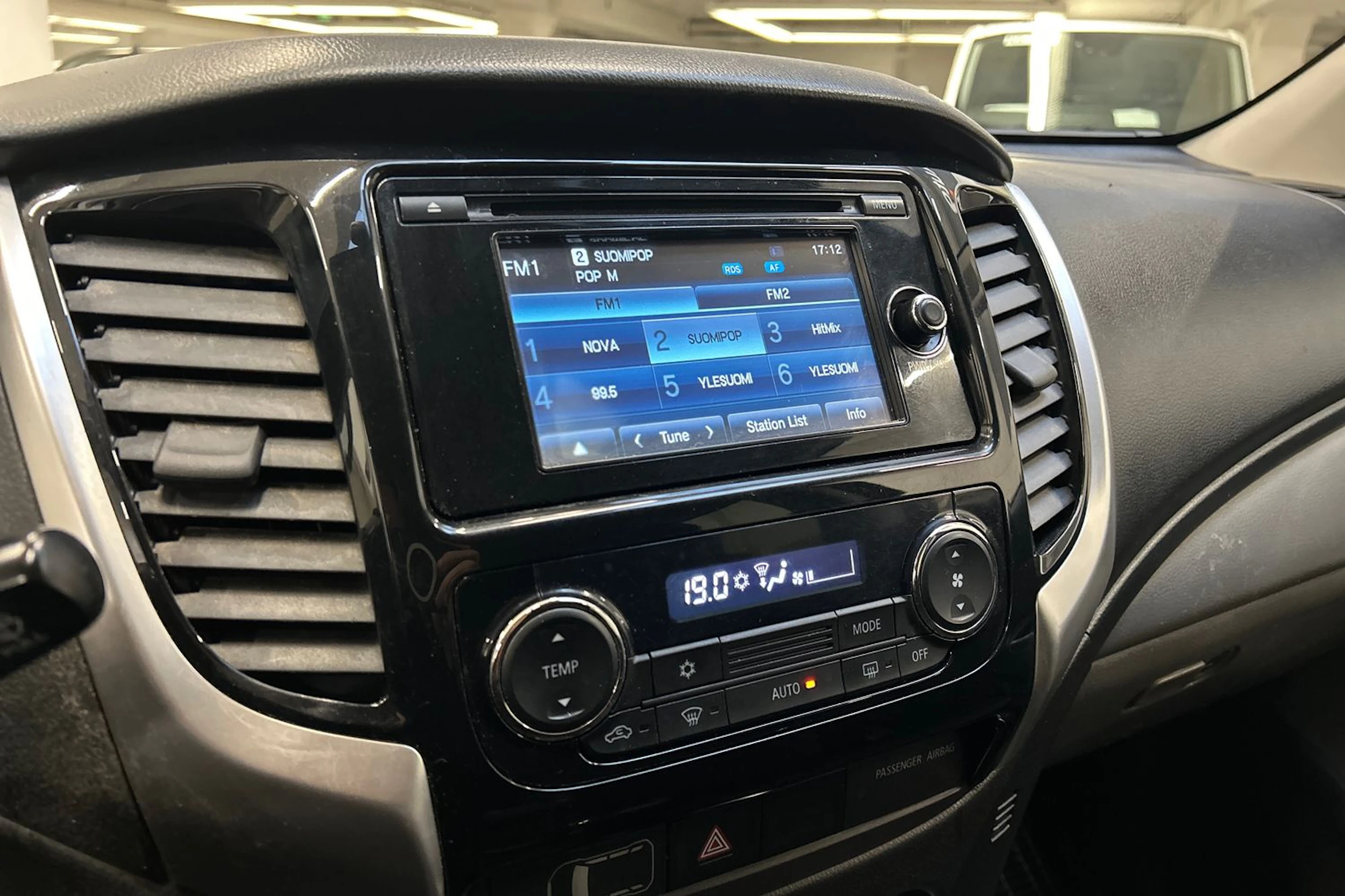 ruskea (beige) Mitsubishi L200 2016 kuva 16.