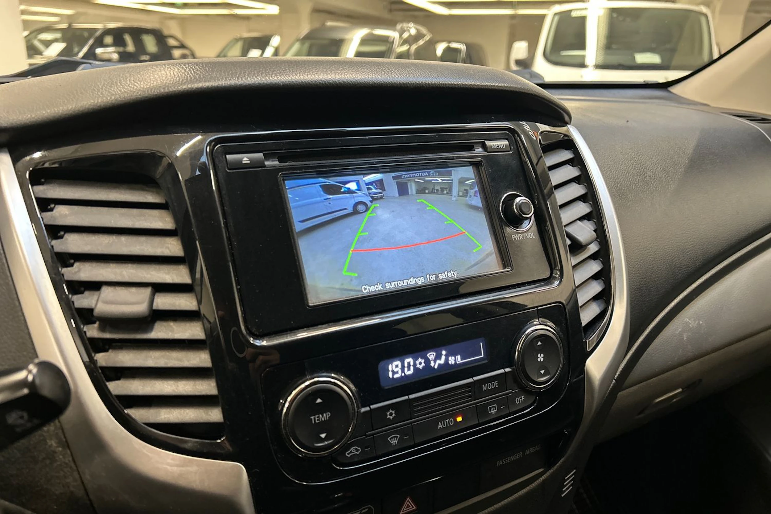 ruskea (beige) Mitsubishi L200 2016 kuva 17.