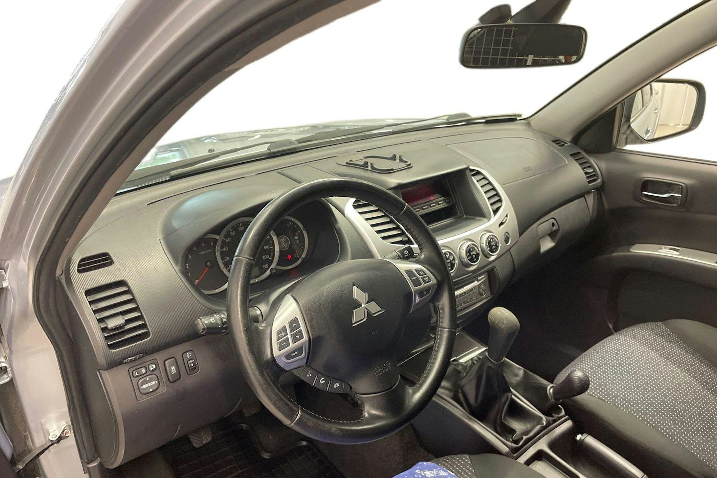 Harmaa Mitsubishi L200 2015 kuva 6.
