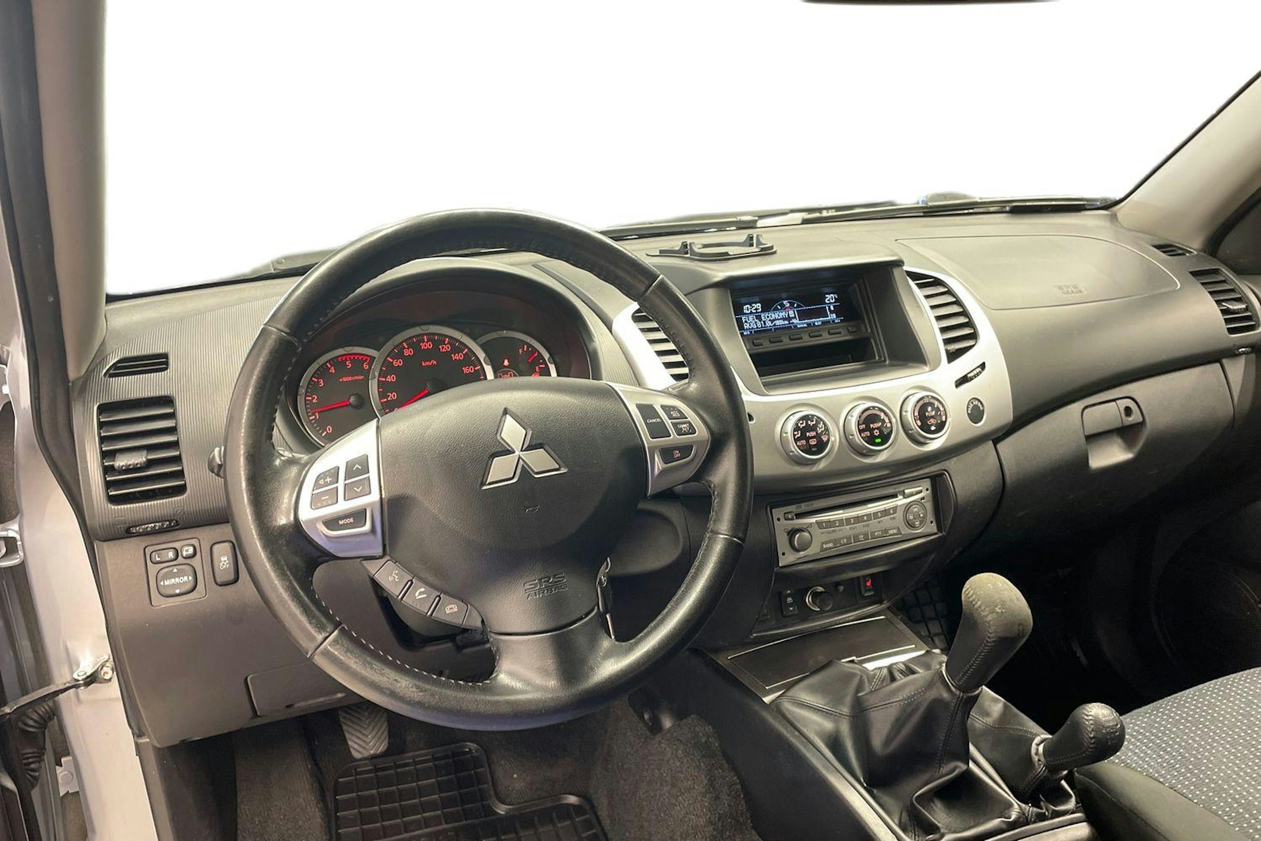 Harmaa Mitsubishi L200 2015 kuva 7.
