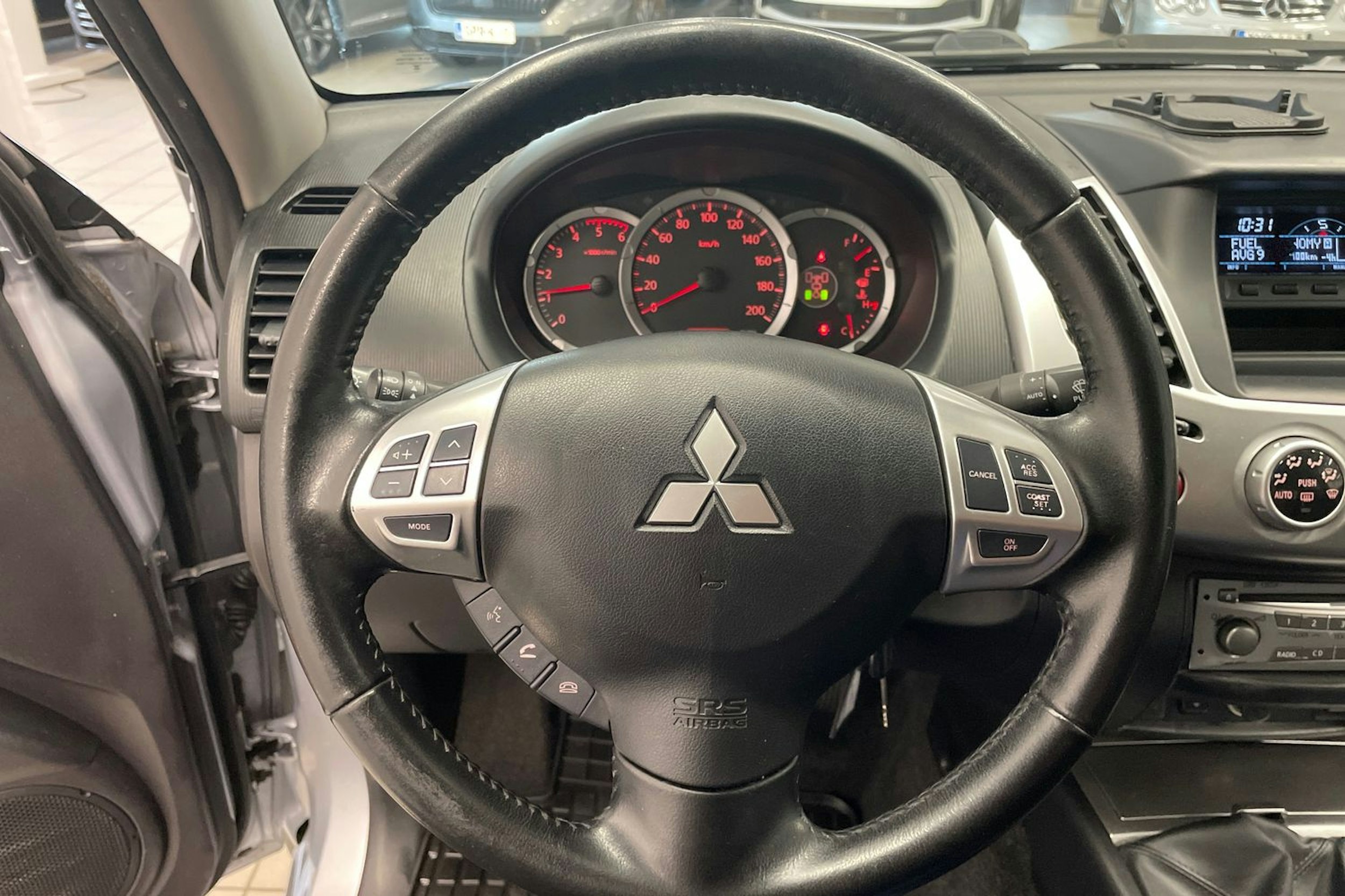 Harmaa Mitsubishi L200 2015 kuva 11.