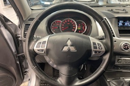 Harmaa Mitsubishi L200 2015 kuva 11.