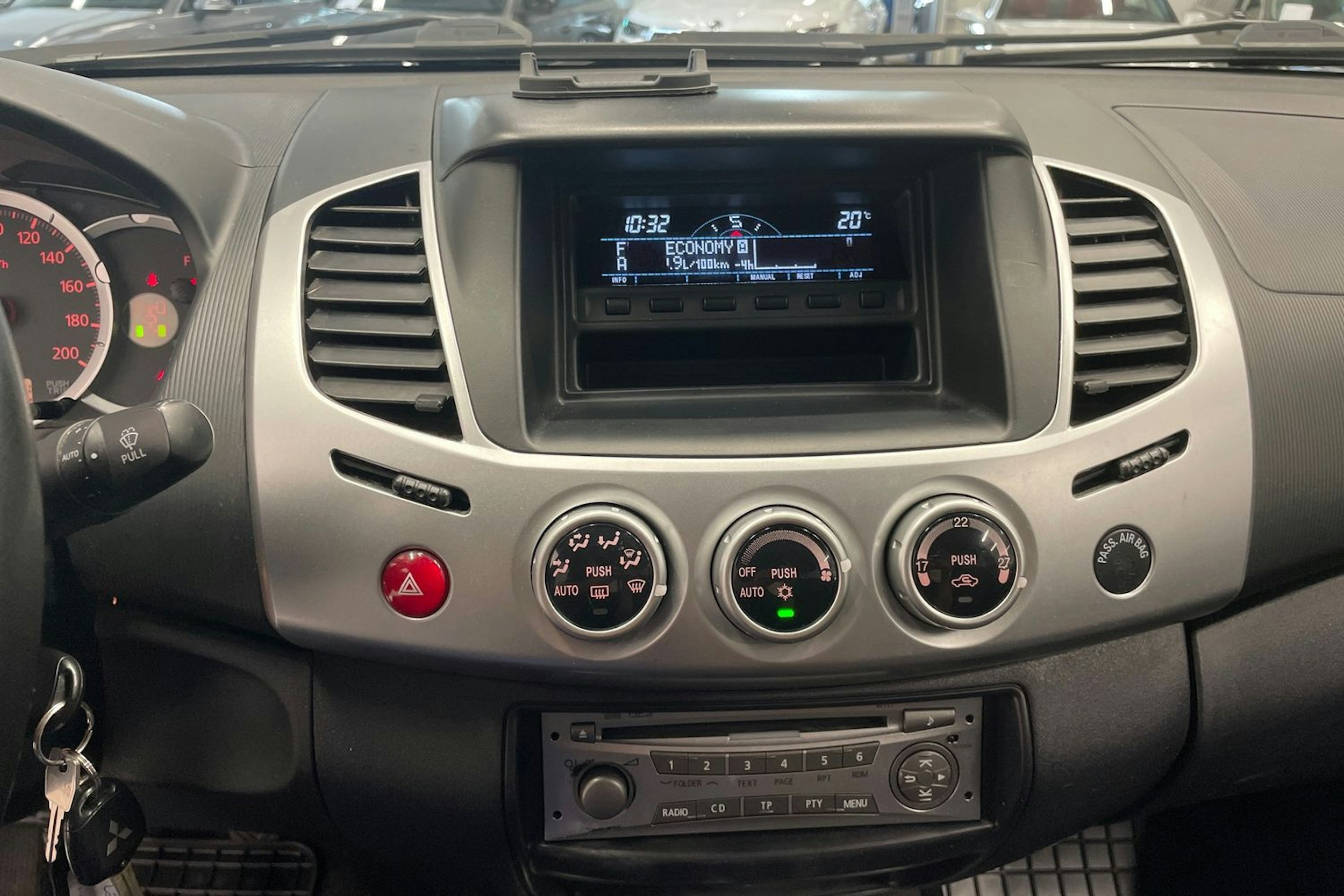 Harmaa Mitsubishi L200 2015 kuva 13.