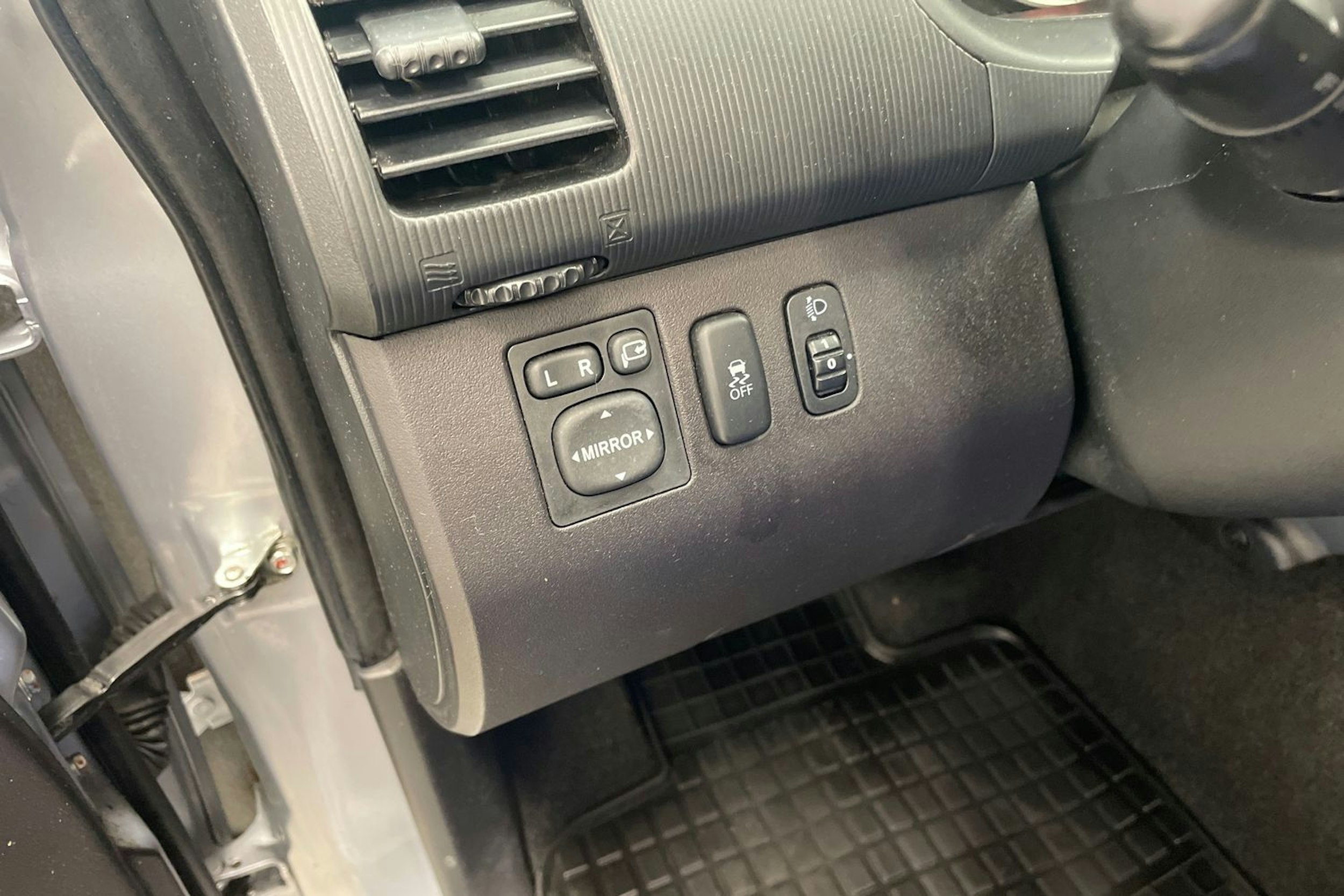 Harmaa Mitsubishi L200 2015 kuva 14.