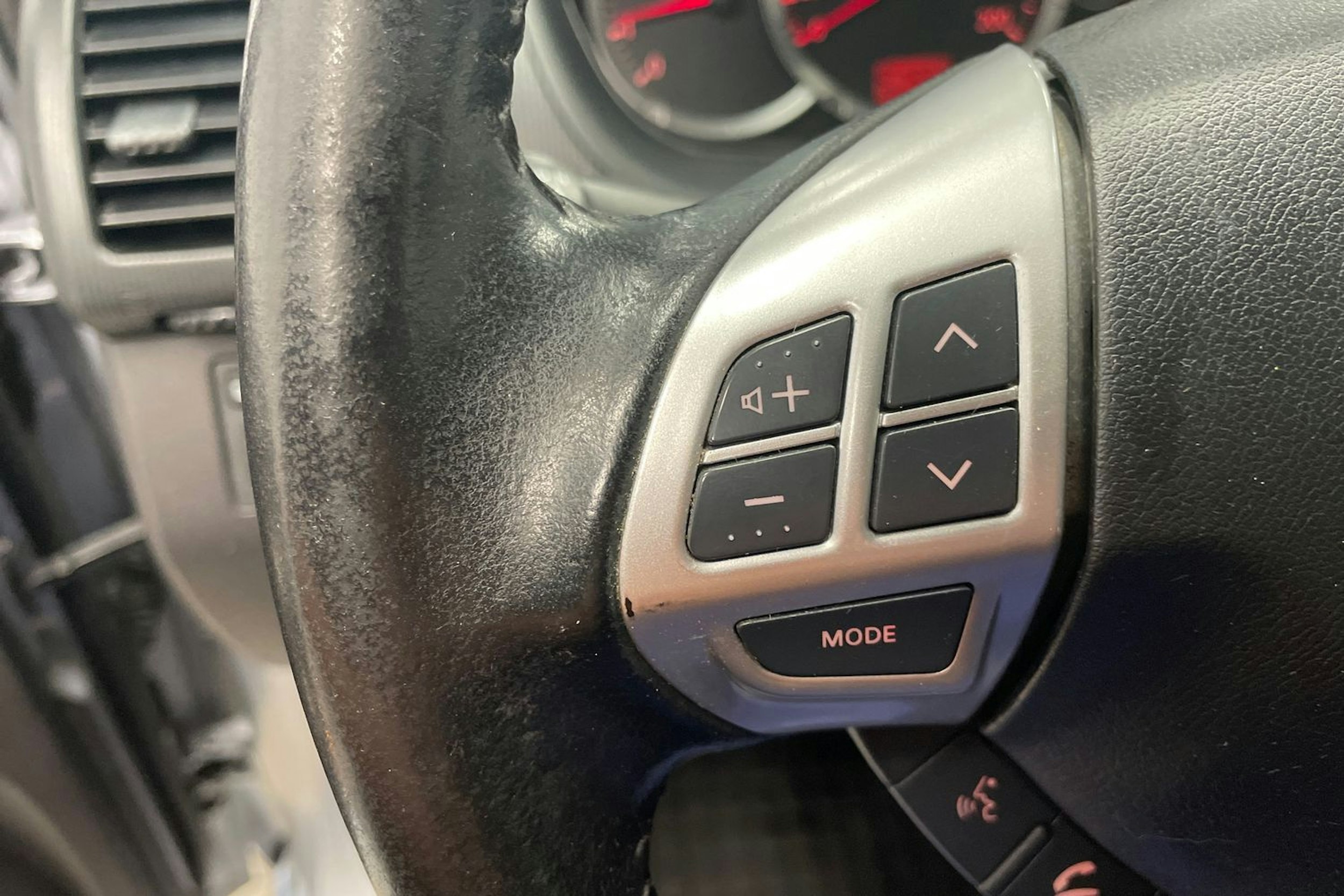 Harmaa Mitsubishi L200 2015 kuva 16.