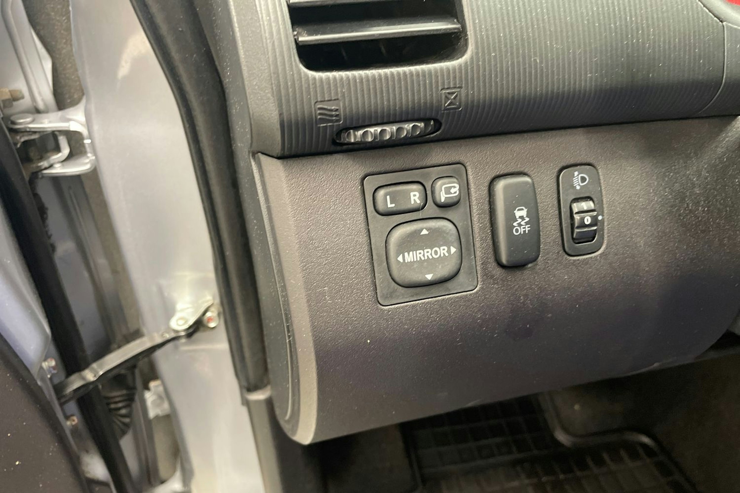 Harmaa Mitsubishi L200 2015 kuva 18.