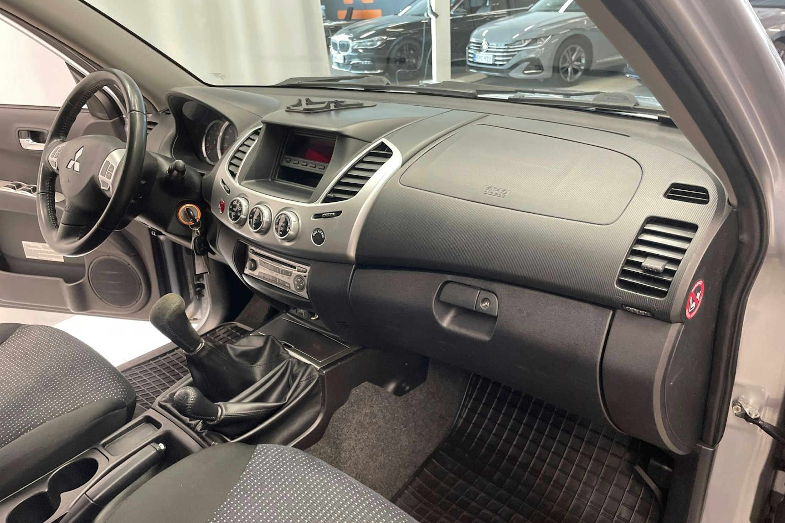 Harmaa Mitsubishi L200 2015 kuva 23.