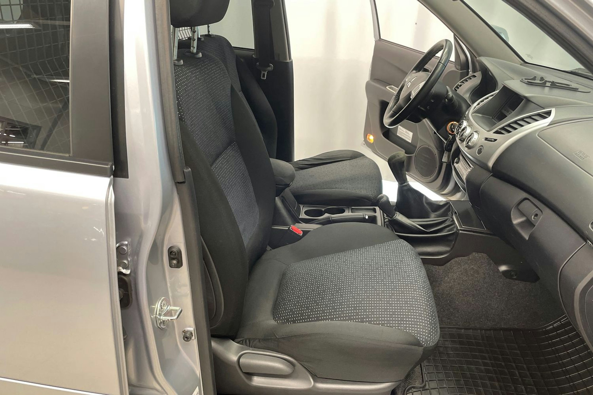 Harmaa Mitsubishi L200 2015 kuva 24.