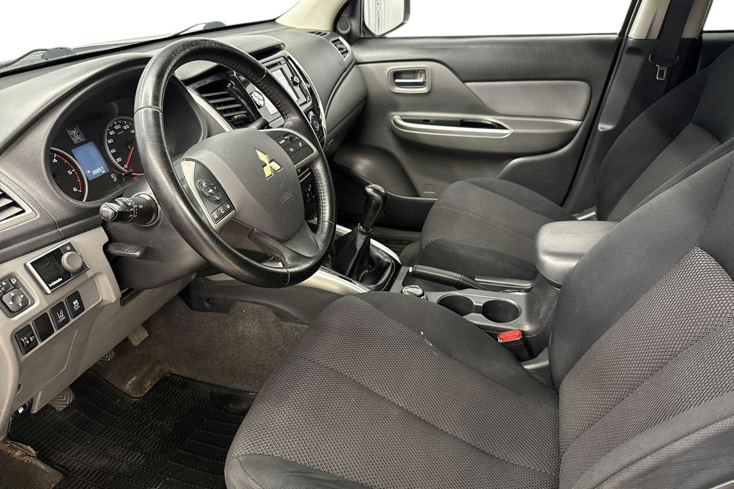 harmaa Mitsubishi L200 2016 kuva 7.