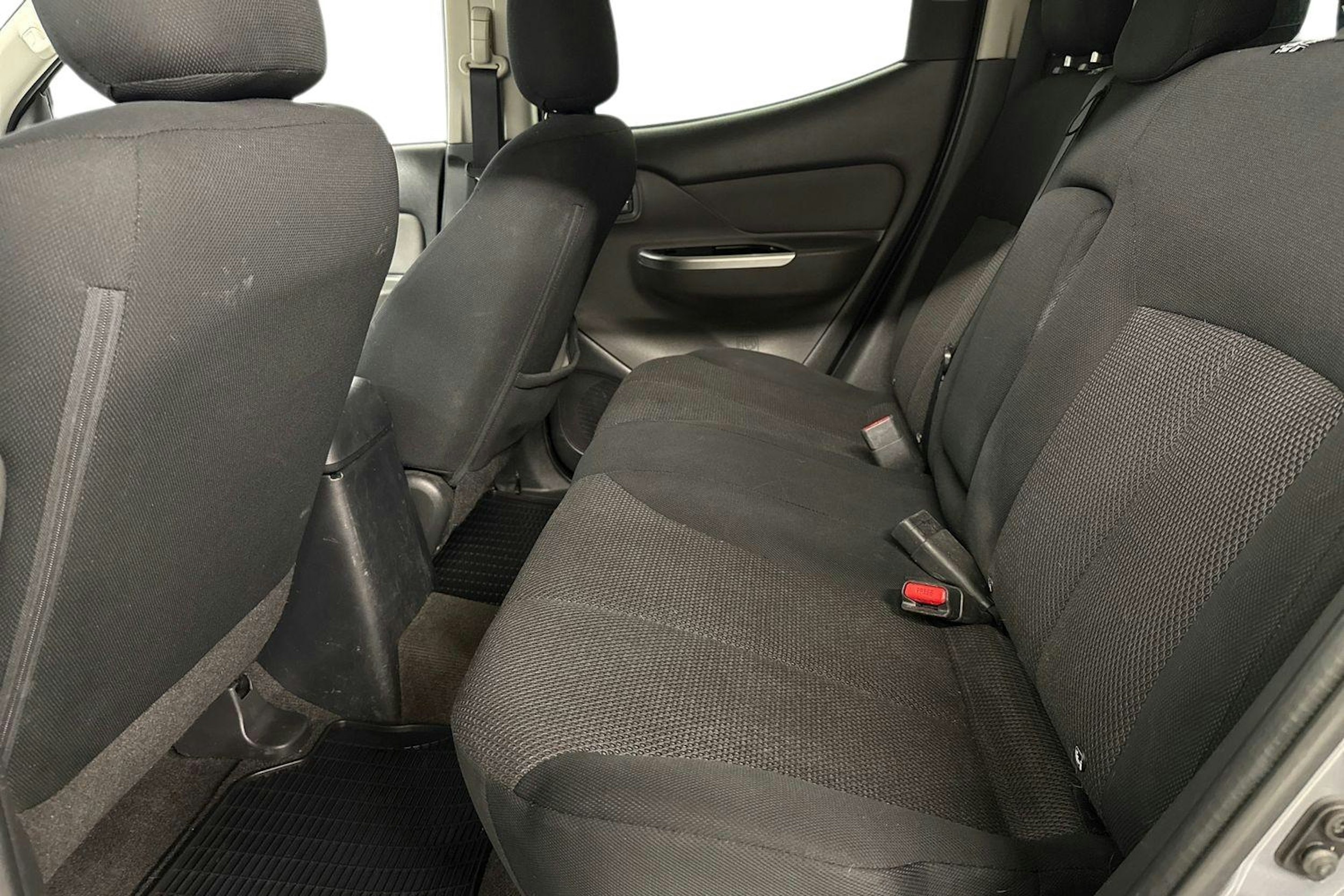 harmaa Mitsubishi L200 2016 kuva 9.