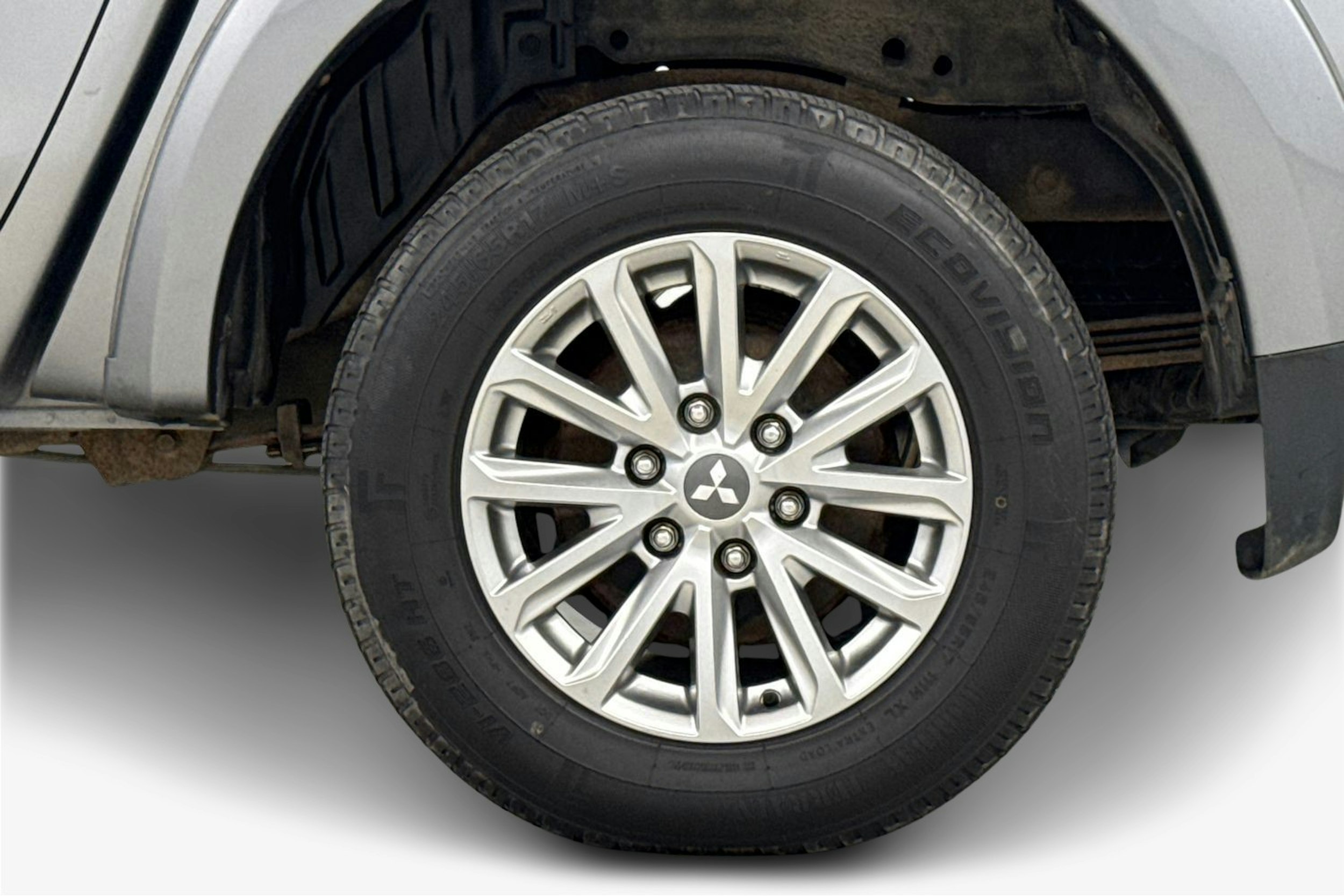 harmaa Mitsubishi L200 2016 kuva 11.