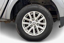 harmaa Mitsubishi L200 2016 kuva 11.